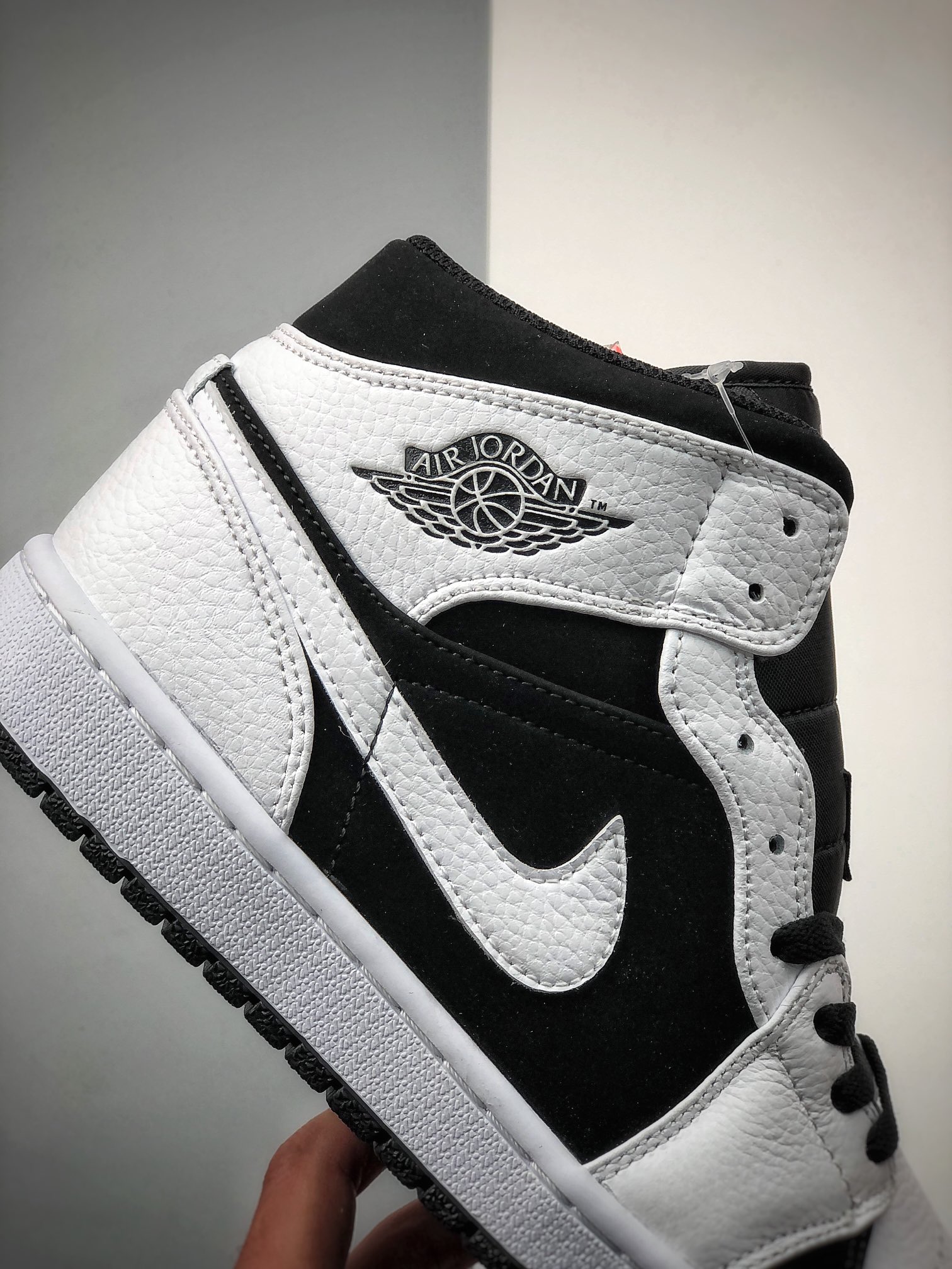 200  Air Jordan 1 Mid 黑白熊猫AJ1乔1中邦休闲板鞋 554724-113