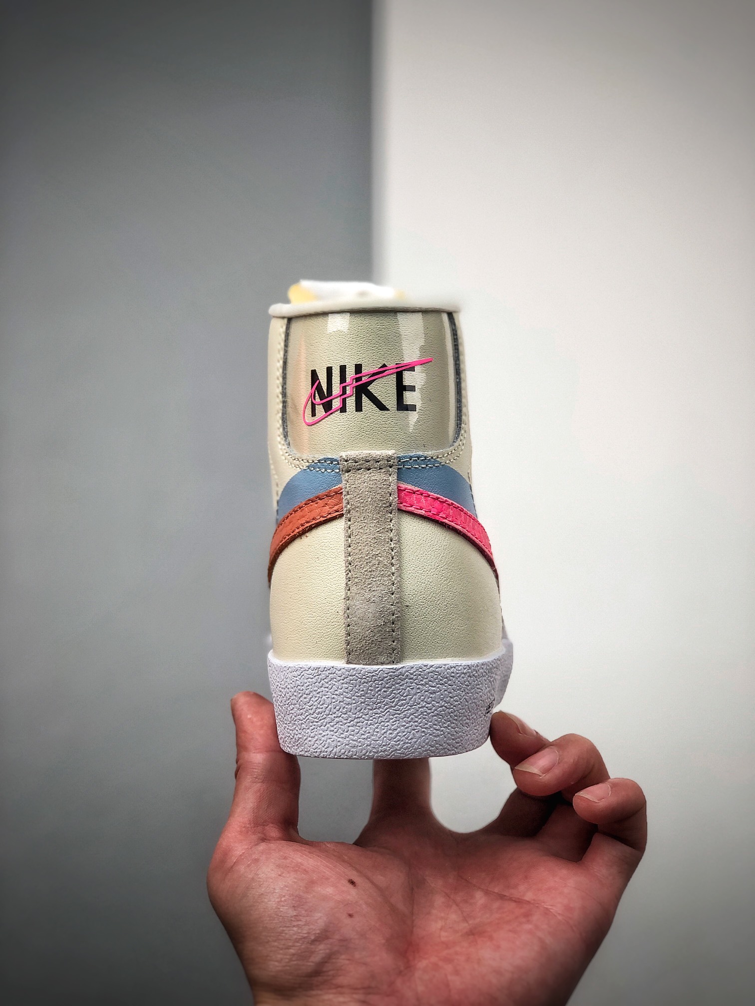 200  Nike Blazer Mid'77 开拓者高帮休闲运动板鞋  DC0707-164