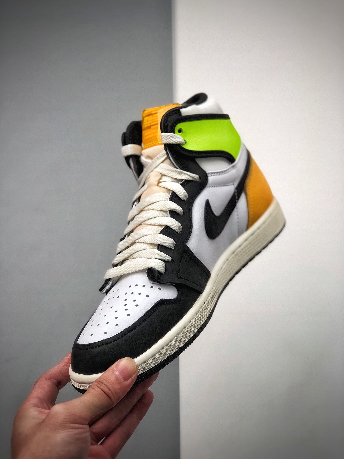 330  Jordan Brand 推出了一款全新配色的 Air Jordan 1整双鞋555088-118