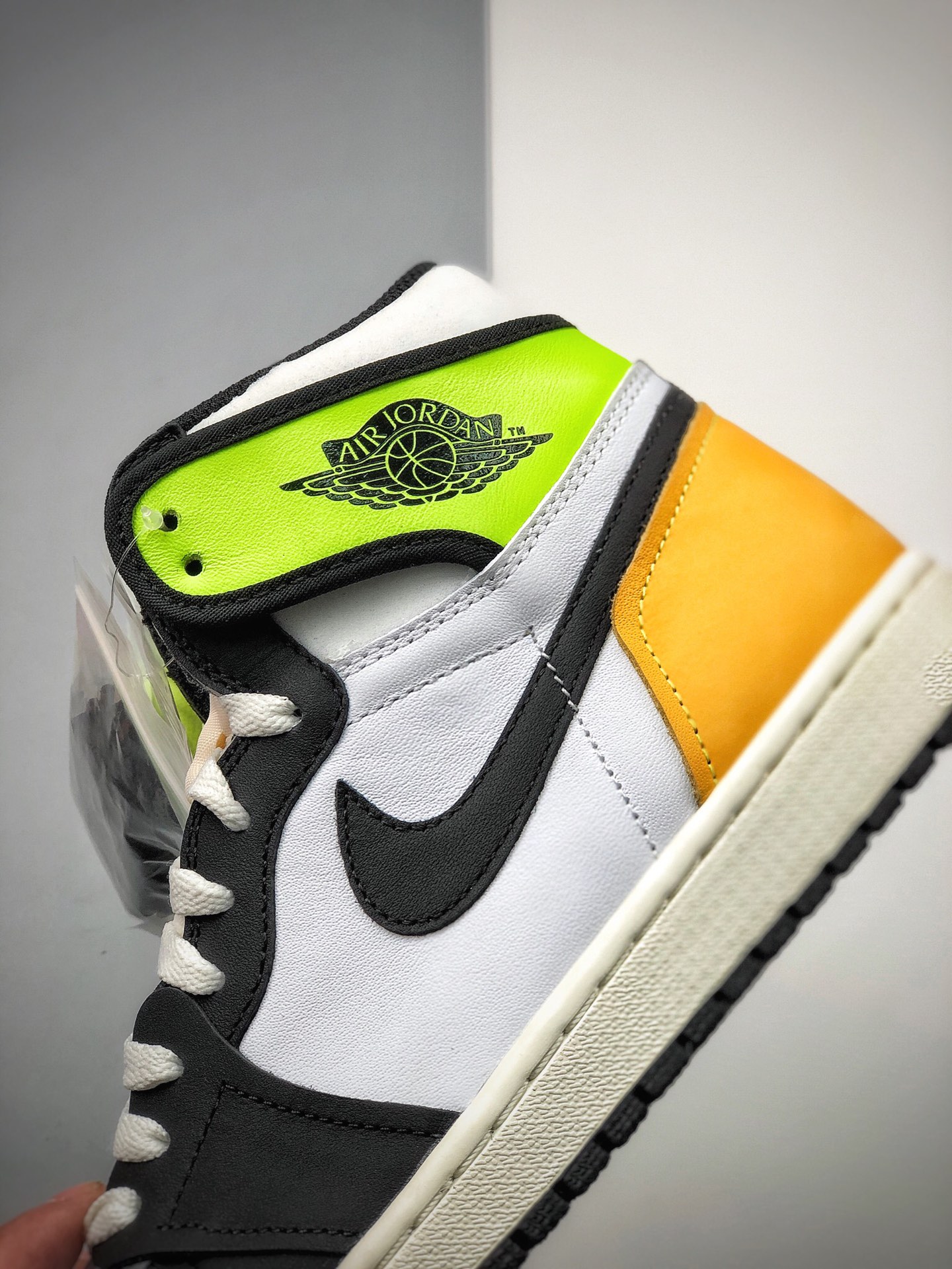 330  Jordan Brand 推出了一款全新配色的 Air Jordan 1整双鞋555088-118