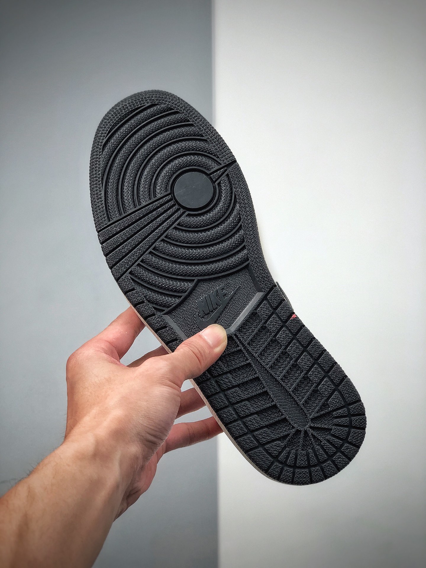 330  Jordan Brand 推出了一款全新配色的 Air Jordan 1整双鞋555088-118
