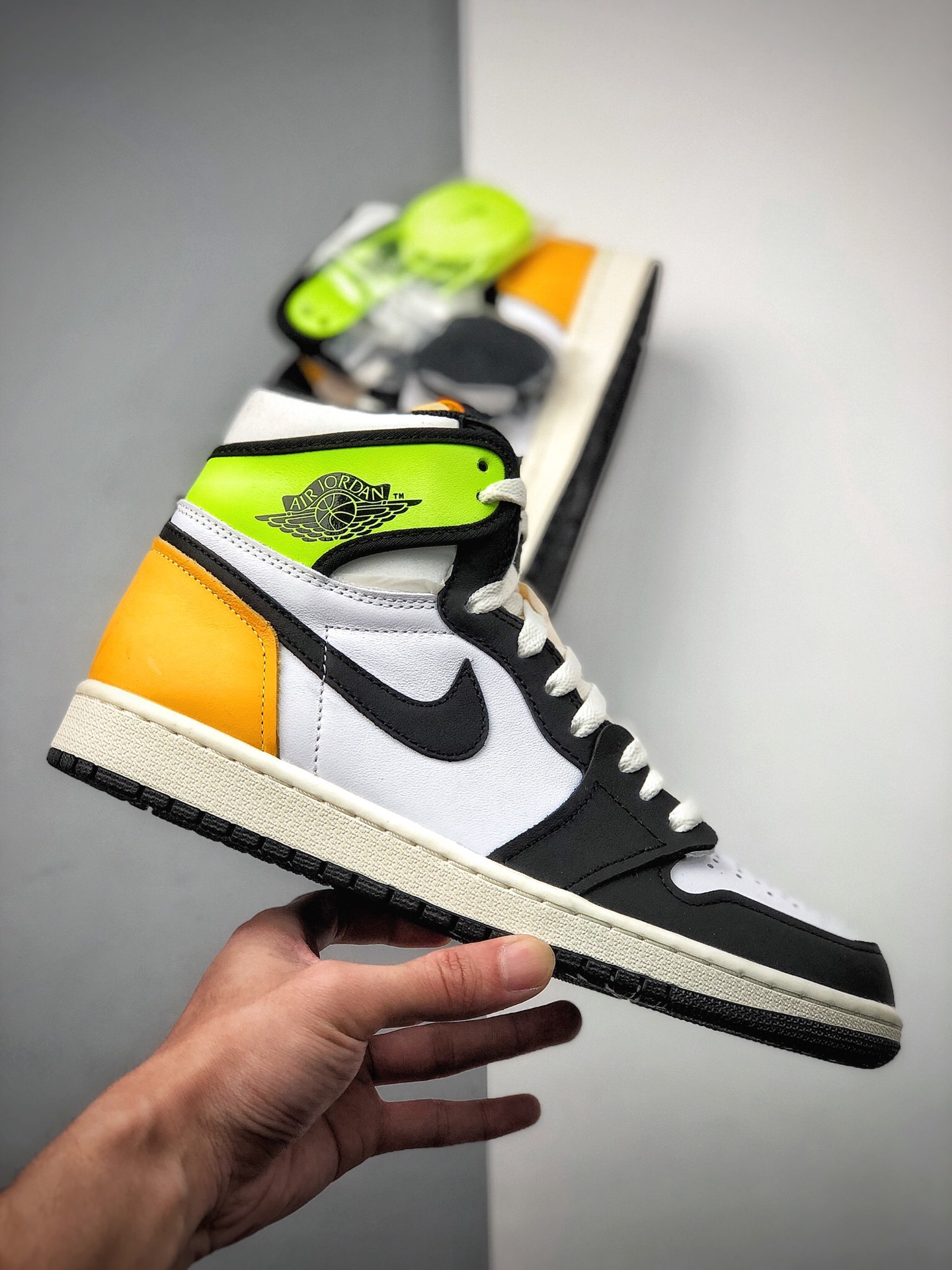330  Jordan Brand 推出了一款全新配色的 Air Jordan 1整双鞋555088-118