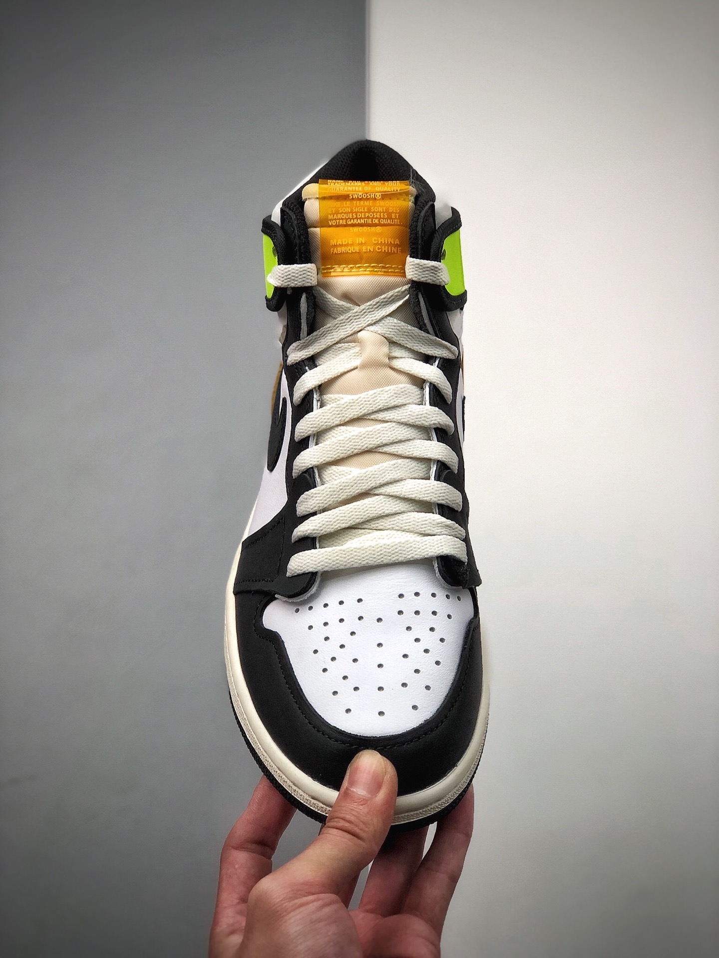 330  Jordan Brand 推出了一款全新配色的 Air Jordan 1整双鞋555088-118