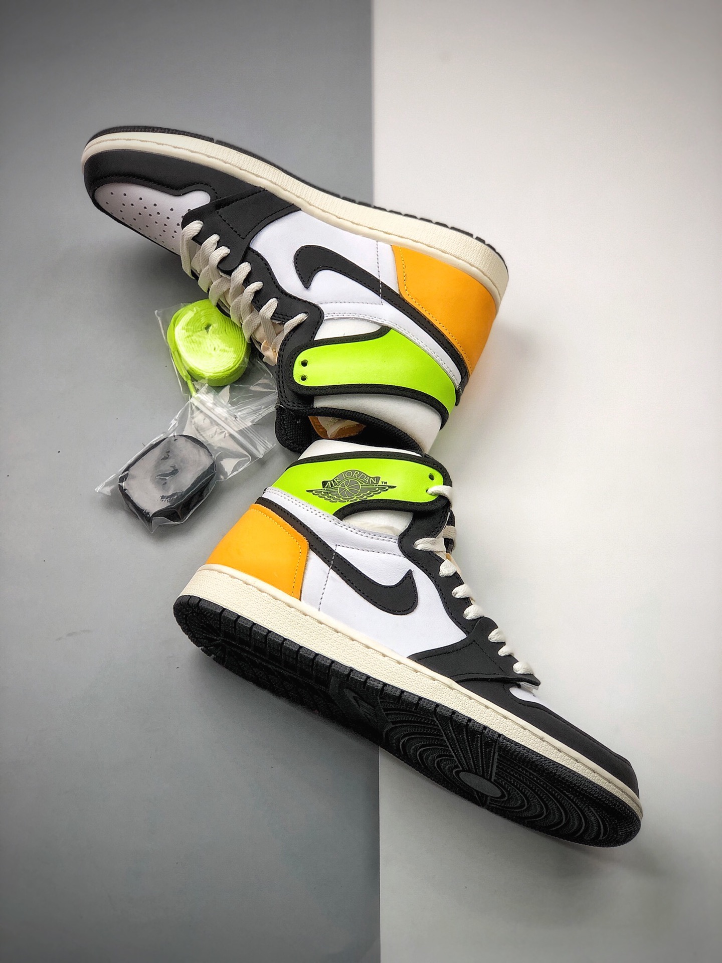 330  Jordan Brand 推出了一款全新配色的 Air Jordan 1整双鞋555088-118