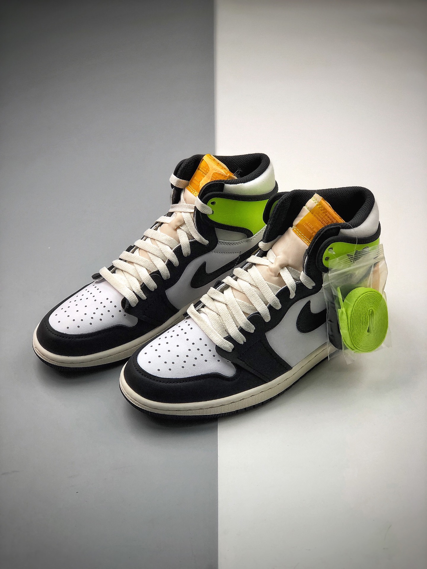 330  Jordan Brand 推出了一款全新配色的 Air Jordan 1整双鞋555088-118