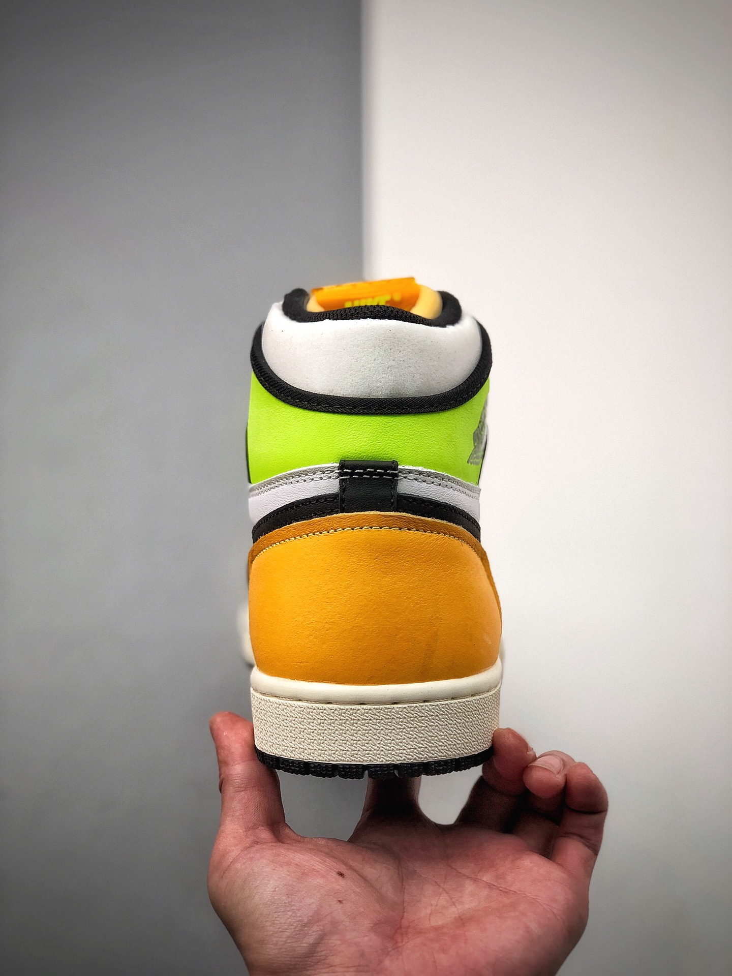 330  Jordan Brand 推出了一款全新配色的 Air Jordan 1整双鞋555088-118
