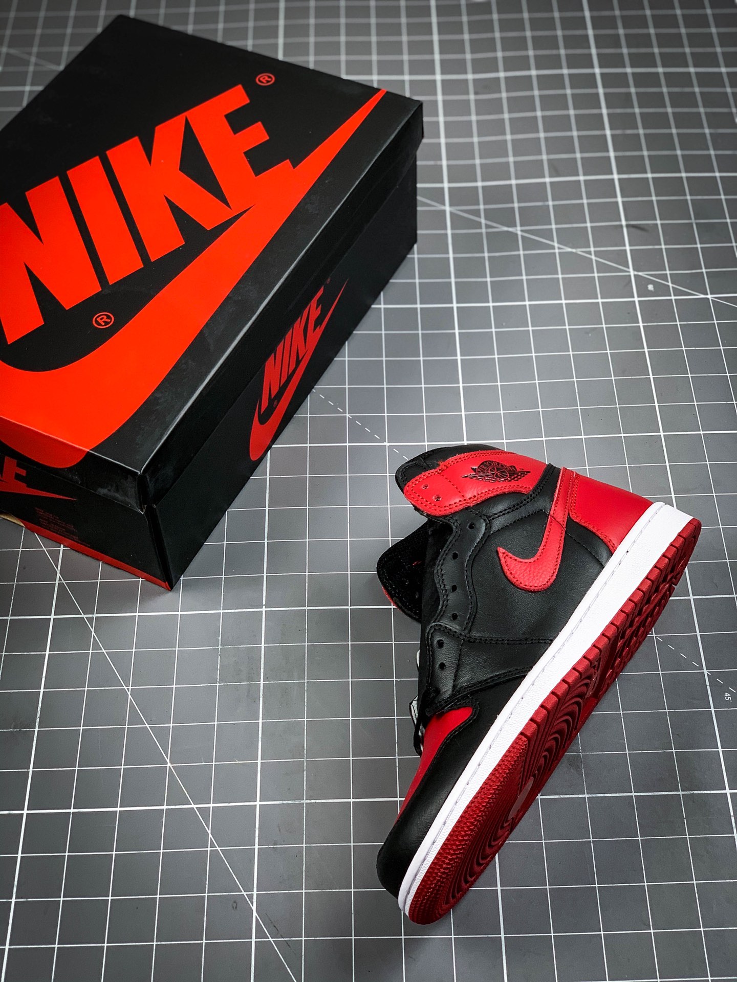240 乔丹/Air Jordan AJ1 aj1 乔丹1代 乔1 乔丹1代高帮系列 Air Jordan 1 MID 555088-001