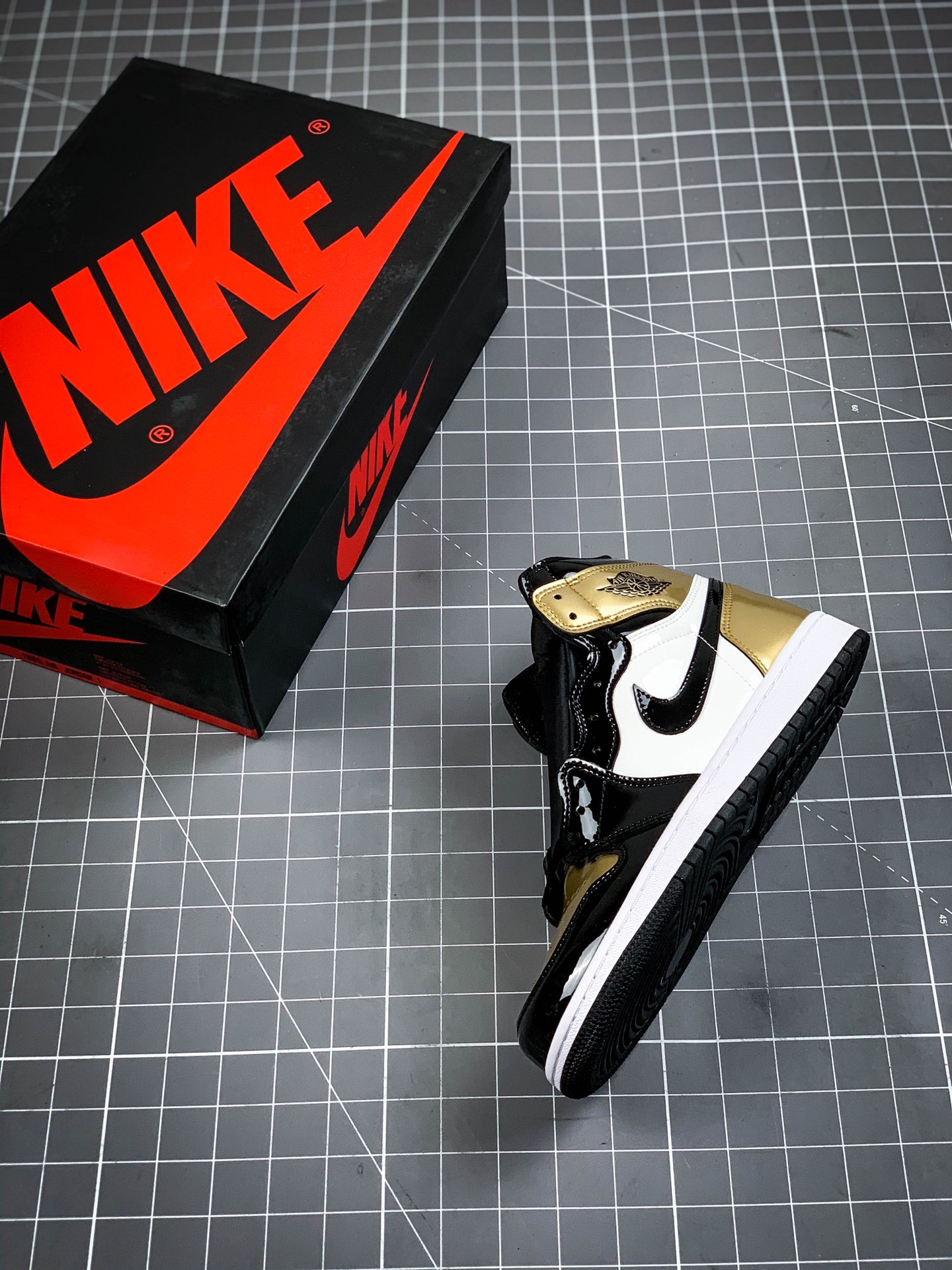 240 Air Jordan 1 Retro ”Gold Toe” 黑金漆皮脚趾 861428-007