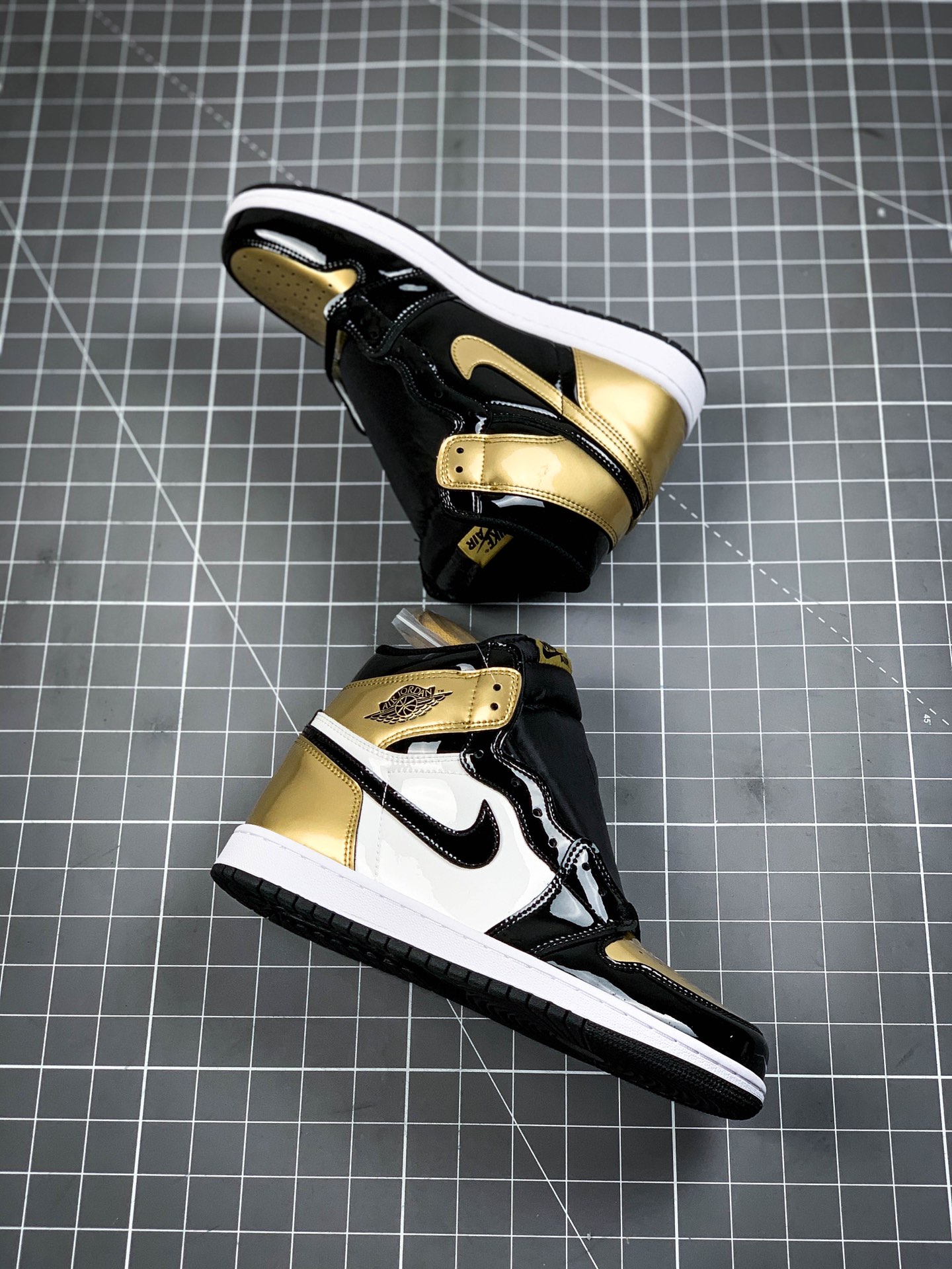 240 Air Jordan 1 Retro ”Gold Toe” 黑金漆皮脚趾 861428-007