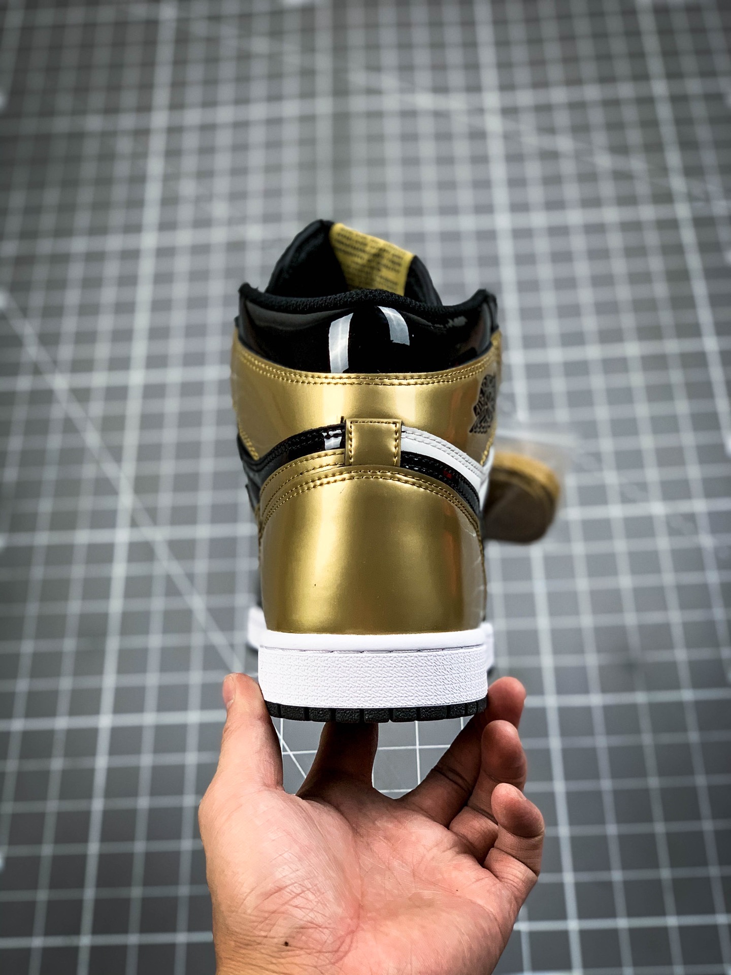 240 Air Jordan 1 Retro ”Gold Toe” 黑金漆皮脚趾 861428-007