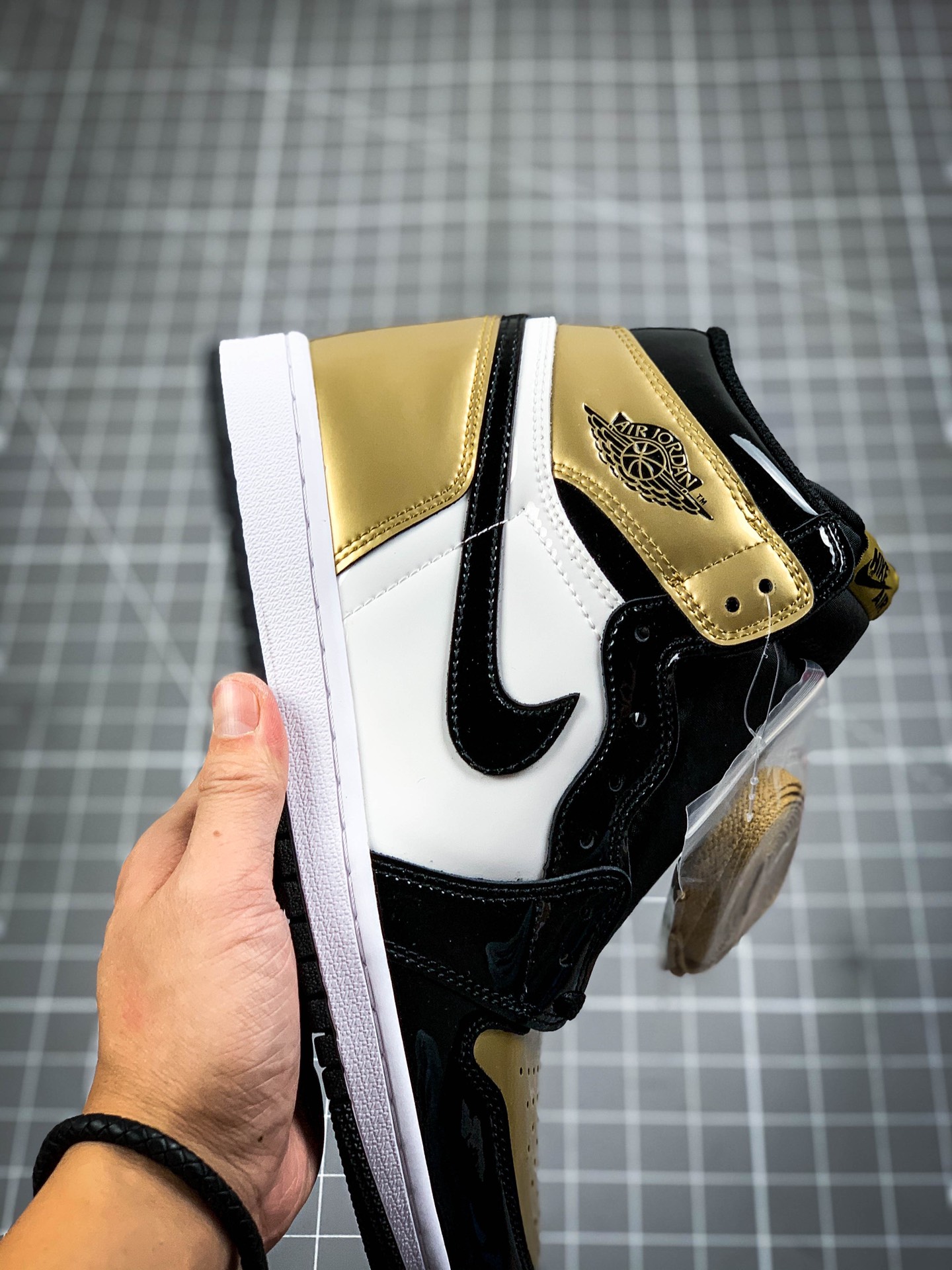 240 Air Jordan 1 Retro ”Gold Toe” 黑金漆皮脚趾 861428-007