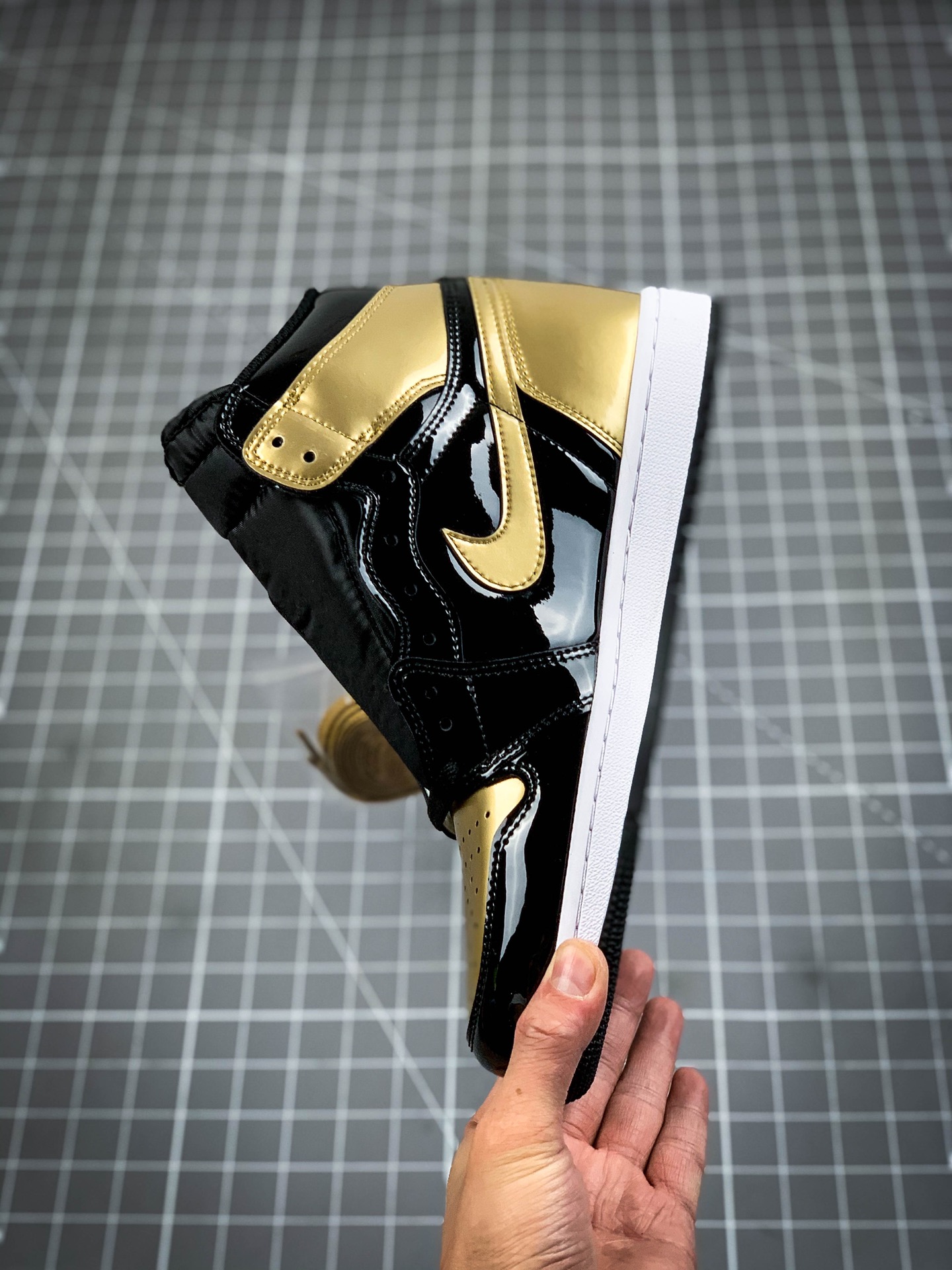 240 Air Jordan 1 Retro ”Gold Toe” 黑金漆皮脚趾 861428-007