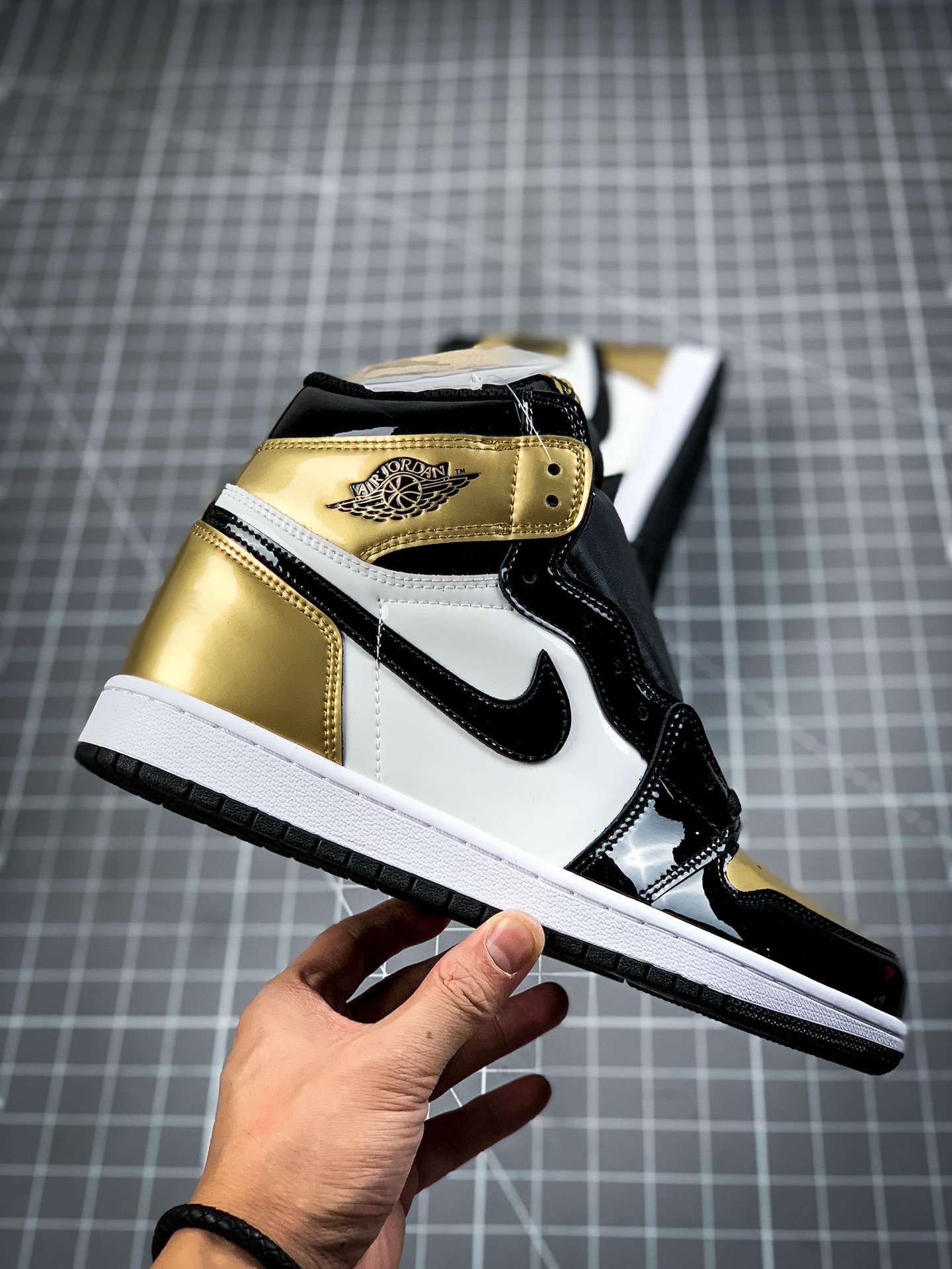 240 Air Jordan 1 Retro ”Gold Toe” 黑金漆皮脚趾 861428-007