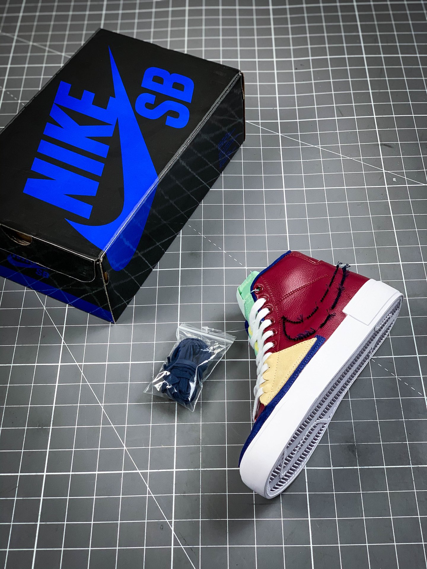 240 Nike SB Blazer Mid Edge “Team Red” 解构拆钩补丁风开拓者高帮 DA2189-600