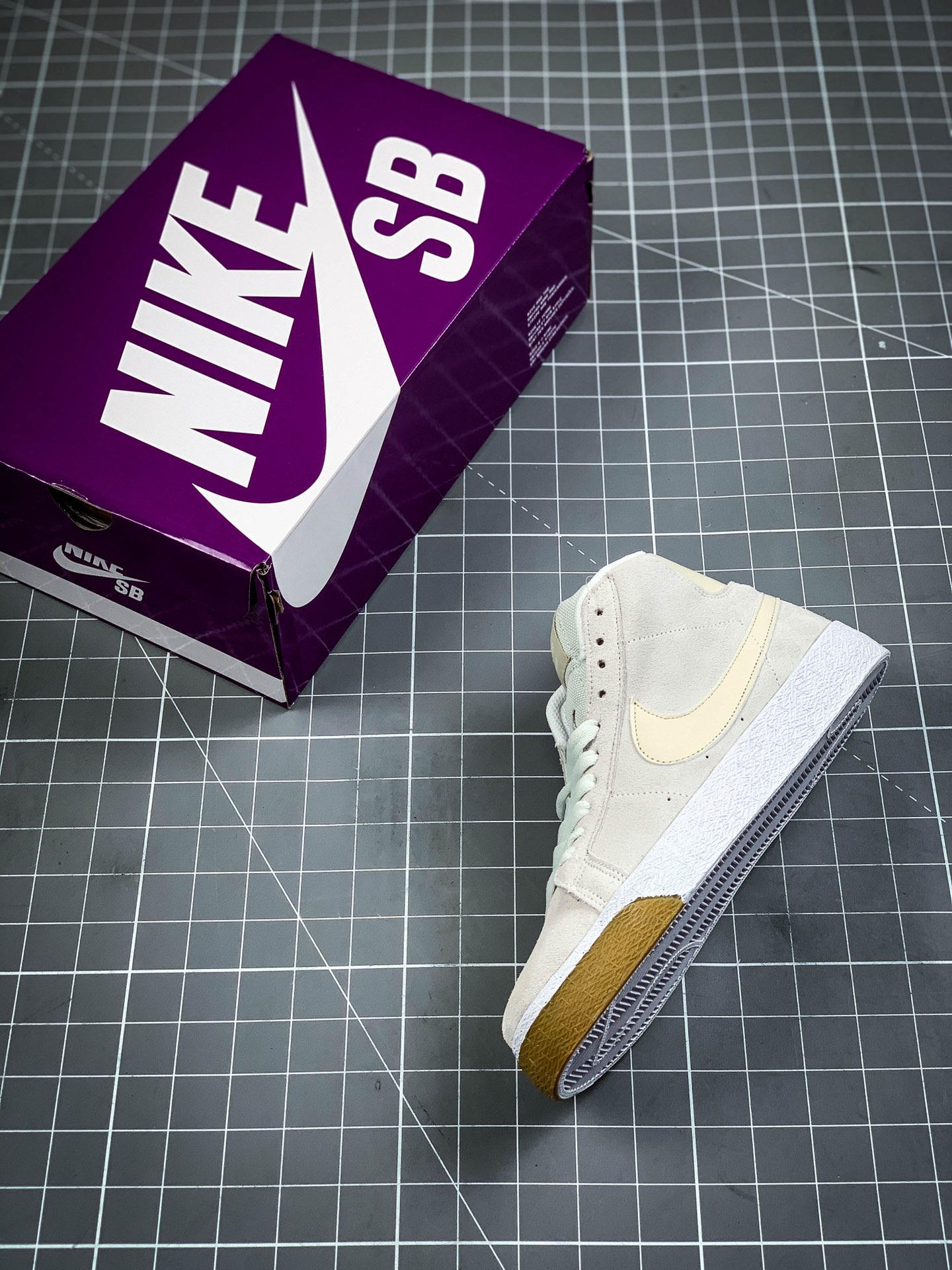 180 公司级#耐克Nike Blazer Mid 灰白/红白 开拓者系列 864349-005