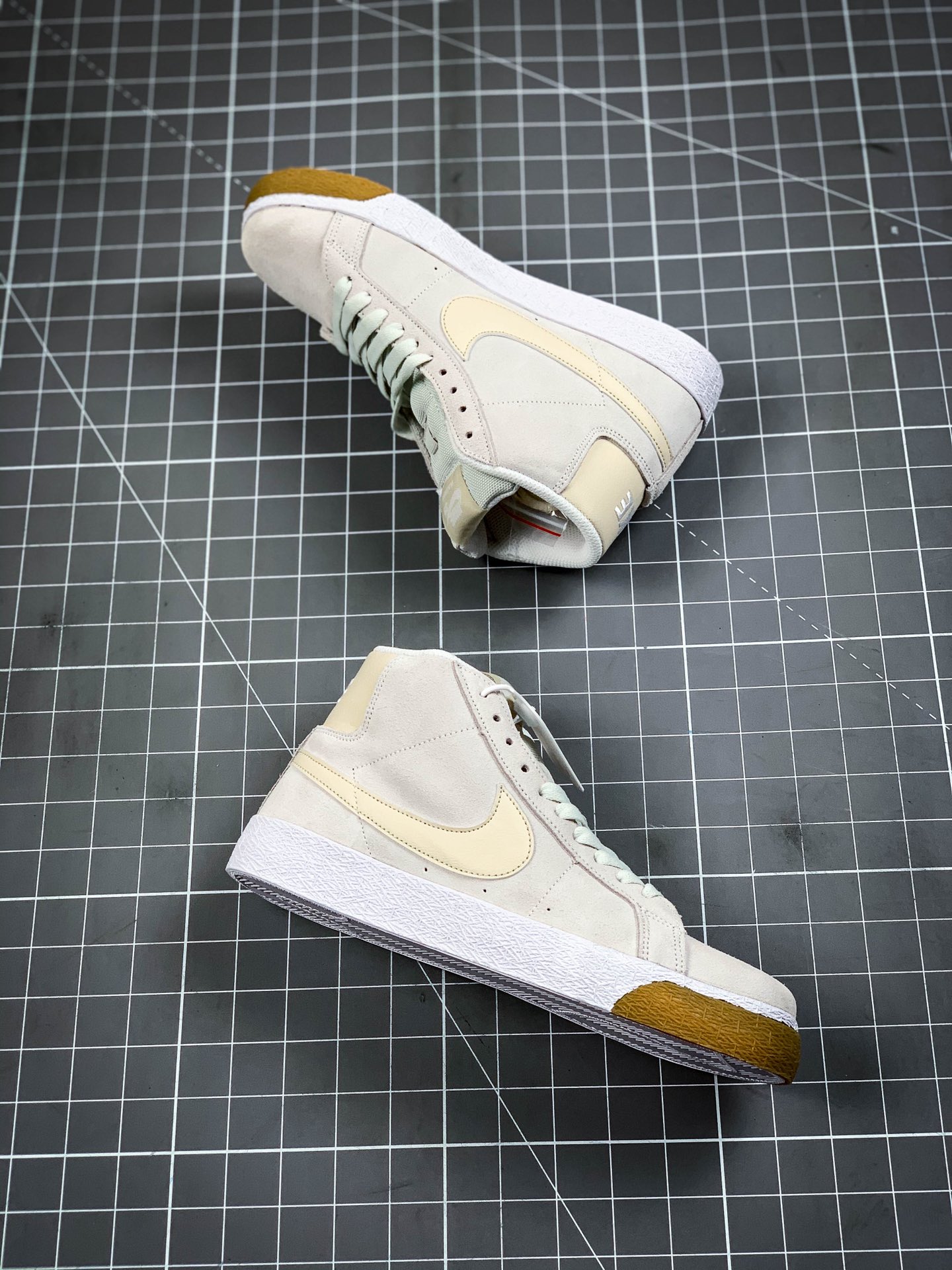 180 公司级#耐克Nike Blazer Mid 灰白/红白 开拓者系列 864349-005