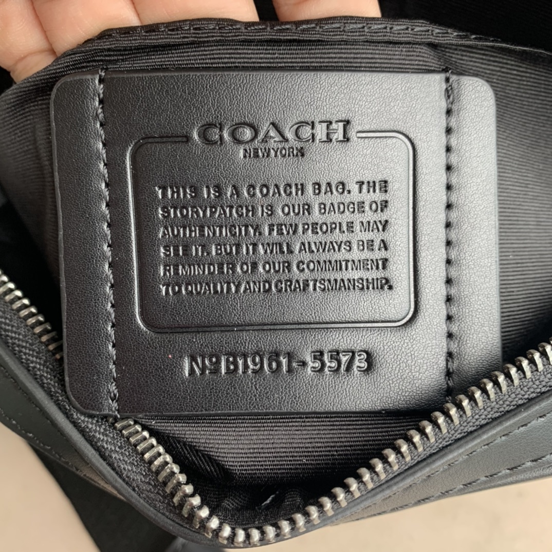 Coach C家 新款条纹 男士相机包小方包 老花 Graham Crossbody 通勤单肩斜挎包 胸包、还可以当手包使用～ 潮男 百搭