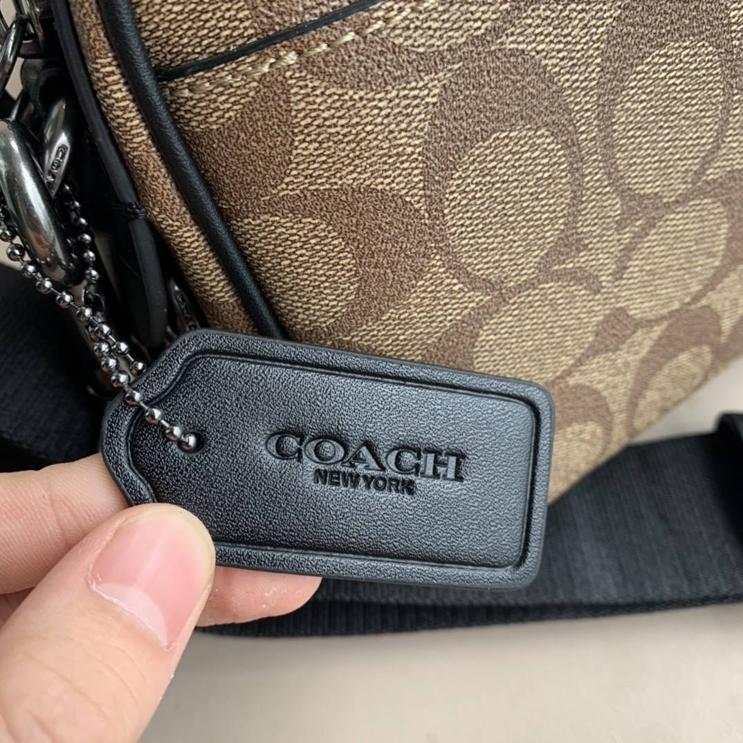 Coach C家 新款条纹 男士相机包小方包 老花 Graham Crossbody 通勤单肩斜挎包 胸包、还可以当手包使用～ 潮男 百搭
