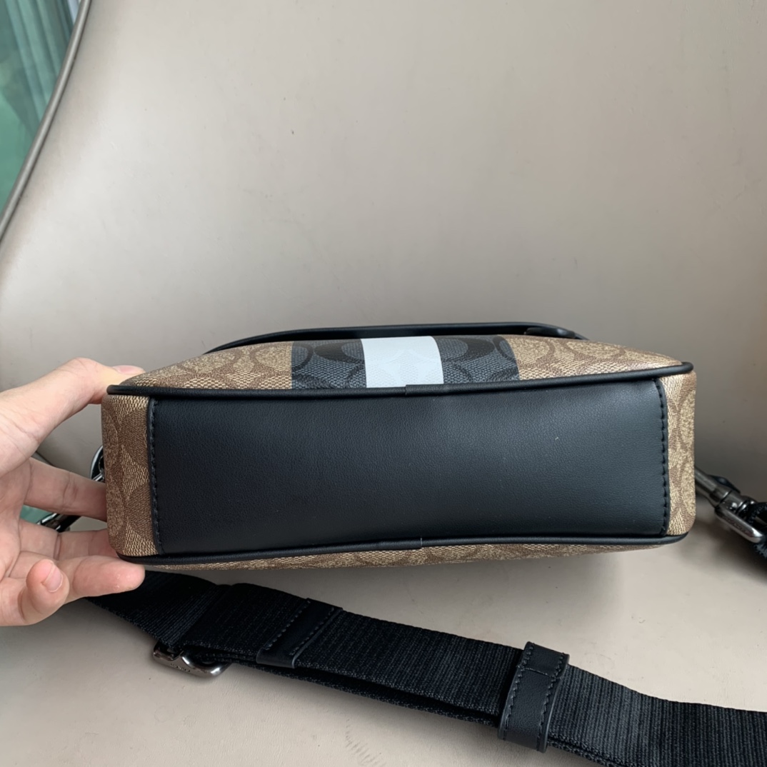 Coach C家 新款条纹 男士相机包小方包 老花 Graham Crossbody 通勤单肩斜挎包 胸包、还可以当手包使用～ 潮男 百搭