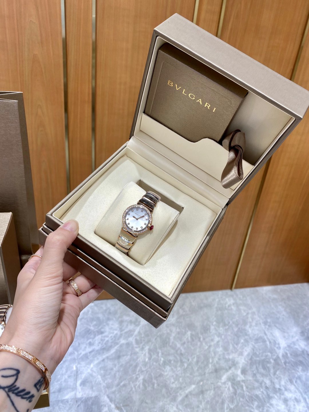 Bvlgari 宝格丽LVCEA 系列腕表 被赋予“光的化身” 腕表 细节方面