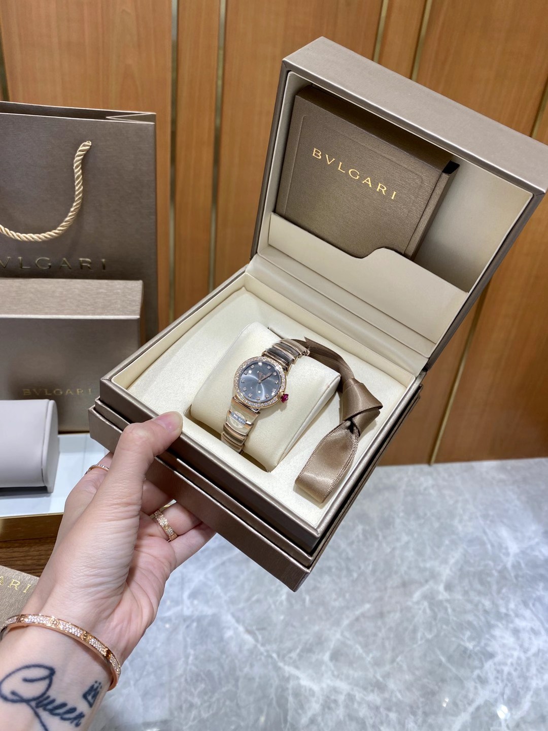Bvlgari 宝格丽LVCEA 系列腕表 被赋予“光的化身” 腕表 细节方面