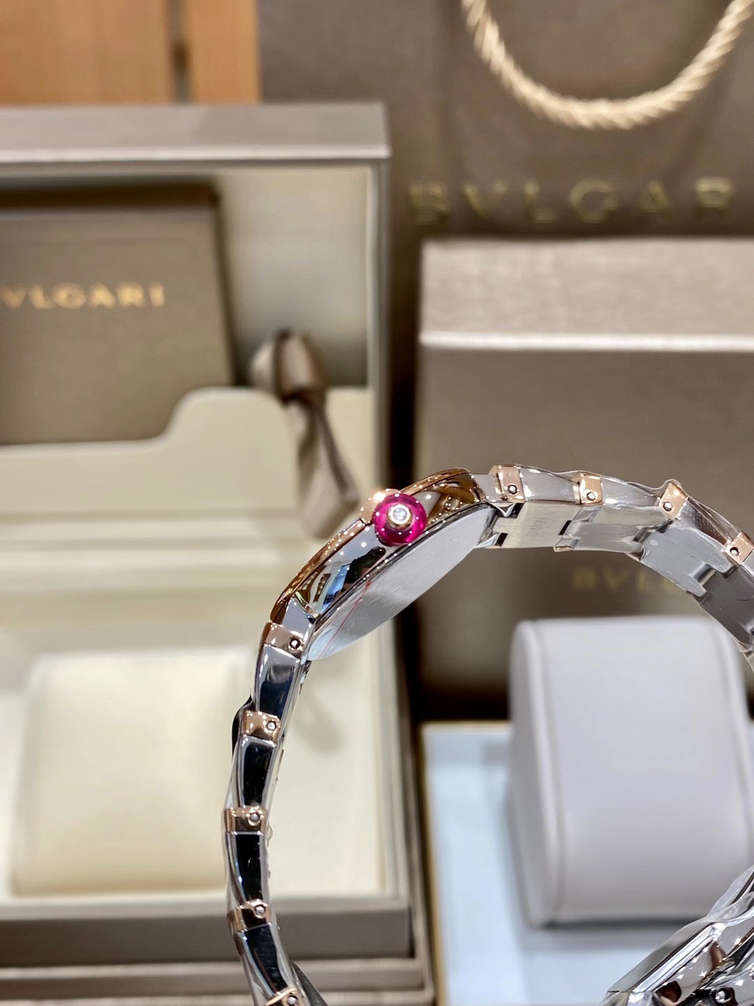 Bvlgari 宝格丽LVCEA 系列腕表 被赋予“光的化身” 腕表 细节方面