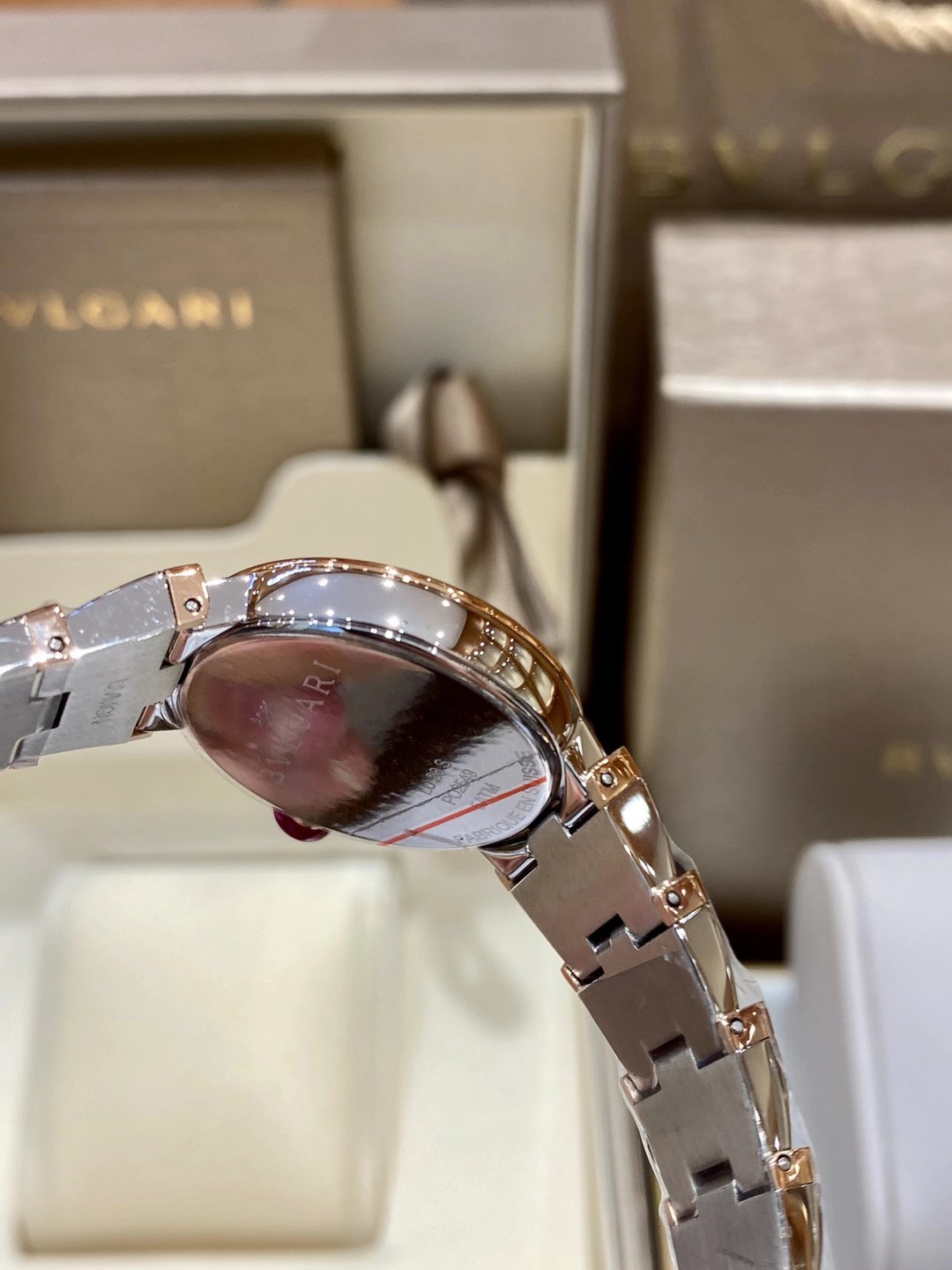 Bvlgari 宝格丽LVCEA 系列腕表 被赋予“光的化身” 腕表 细节方面