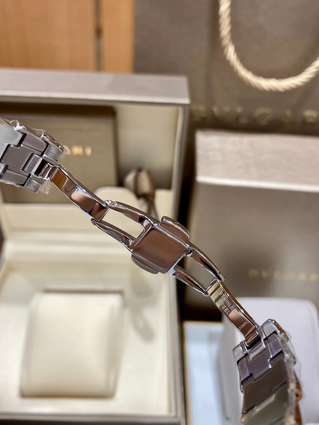 Bvlgari 宝格丽LVCEA 系列腕表 被赋予“光的化身” 腕表 细节方面