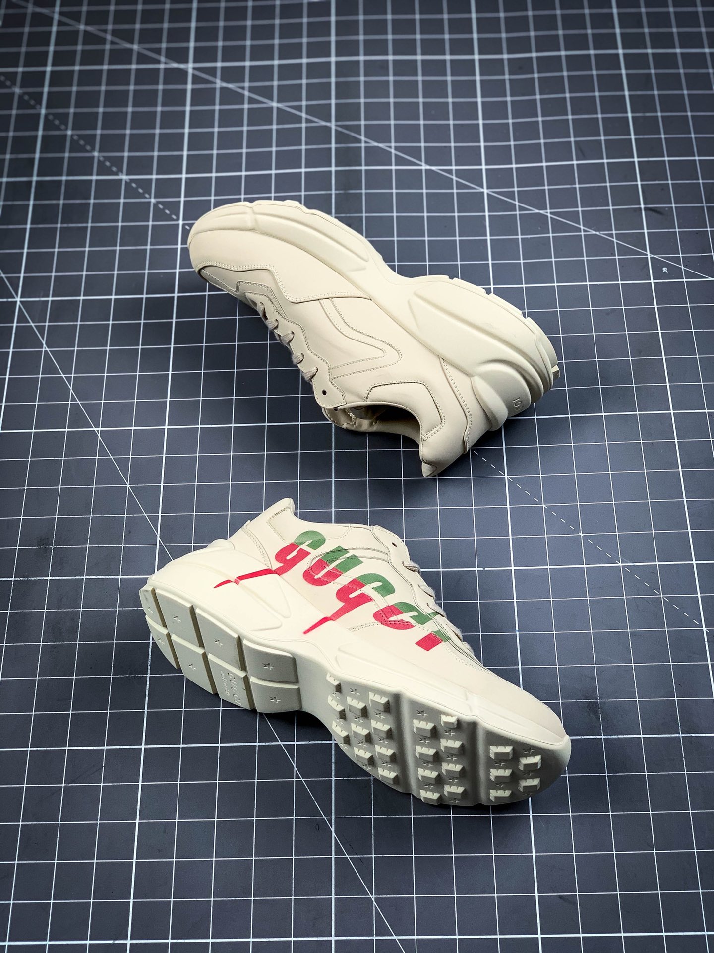 270 Gucci Rhyton Vintage Trainer Sneaker 古驰老爹3D皮革角状复古慢跑鞋 19251