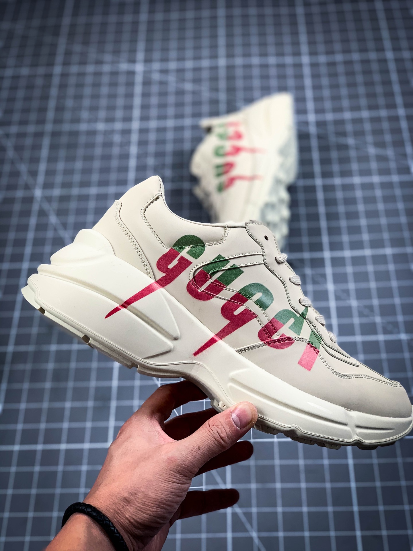 270 Gucci Rhyton Vintage Trainer Sneaker 古驰老爹3D皮革角状复古慢跑鞋 19251