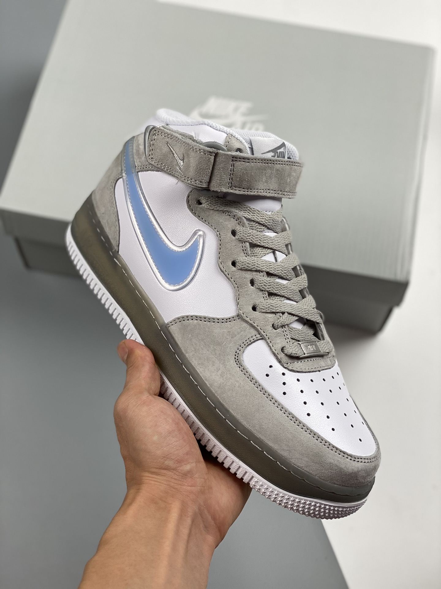 Nike Air Force 1 edición colaborativa, media caña, Swoosh invertido, suela de gelatina, transparente, gris azulado. Est…