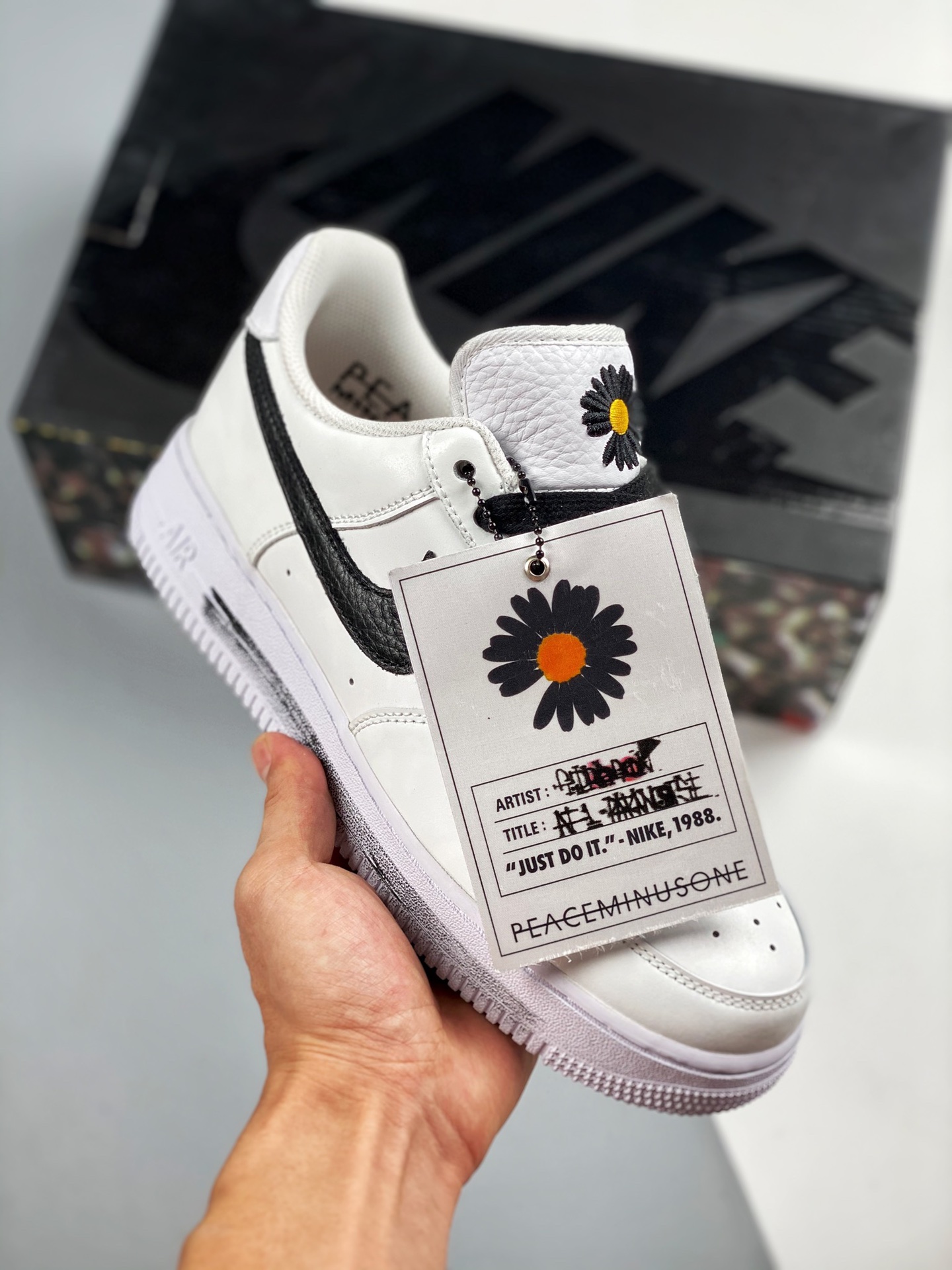 Colaboración G-Dragon PEACEMINUSONE x Nike Air Force 1 Low. La marca de moda dirigida por G-Dragon, con el di…