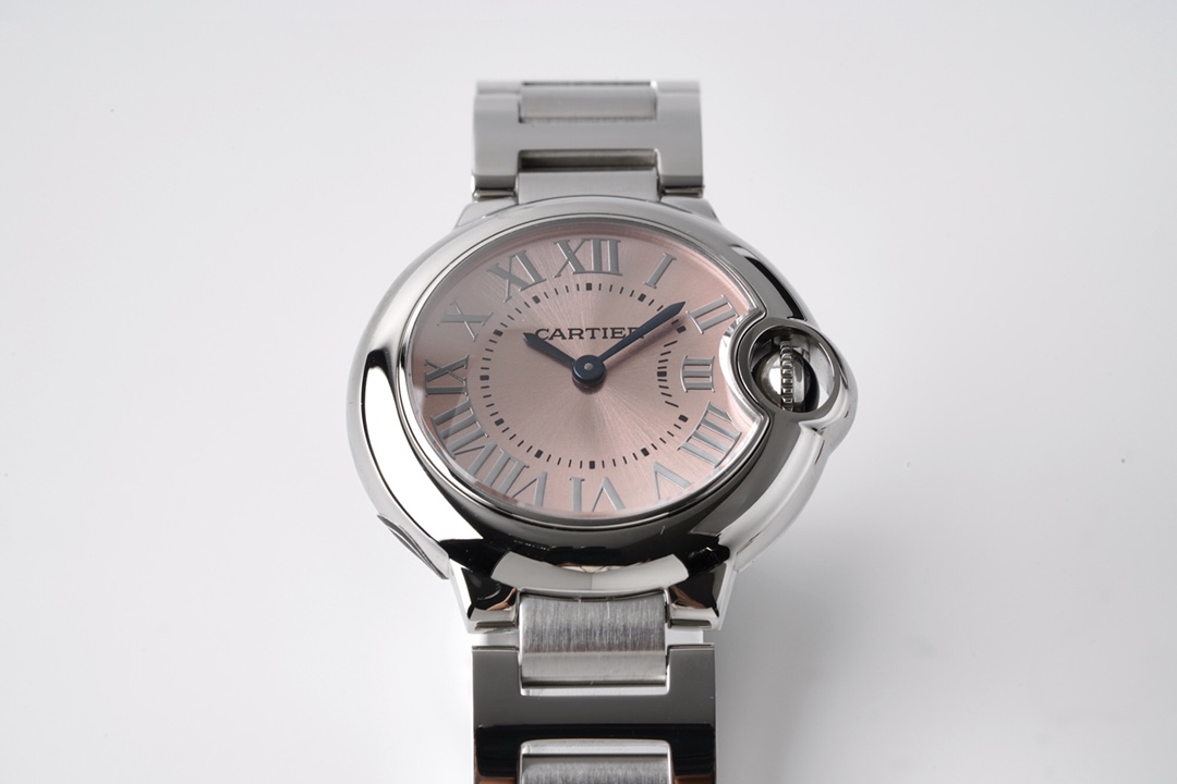 AF最美复刻 卡地亚28mm小号蓝汽球W6920038女士腕表! 最好的一比一复刻!精致无比,正品韵味十足!是一款不拆后盖难辩真假的超级复刻!AF不惜巨大代价!升级优化!采用瑞土朗达“”特别定制石英机芯”,改针轴大小!使得原厂原装针能共用!外观上与正品视觉上效果一模一样!而非市场其它厂家的一眼假!精制表壳表带!表冠镶嵌一颗原厂尖晶石,原厂级绝美粉色表盘,罗马数字时标,原厂剑形蓝钢指针,蓝宝石鱼眼水滴镜面,精致月牙口!细节无敌!防水性能佳!同时升级全新原装正品吊牌一码一号!是市场唯一一家购买多个28mm正品开发的厂家! 无论价格!外观品质!秒杀市场同款仿品!表量不多!先抢先得!欢迎品鉴!