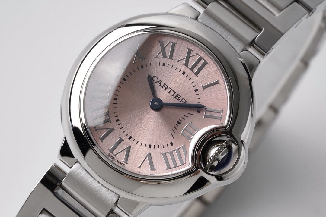 AF最美复刻 卡地亚28mm小号蓝汽球W6920038女士腕表! 最好的一比一复刻!精致无比,正品韵味十足!是一款不拆后盖难辩真假的超级复刻!AF不惜巨大代价!升级优化!采用瑞土朗达“”特别定制石英机芯”,改针轴大小!使得原厂原装针能共用!外观上与正品视觉上效果一模一样!而非市场其它厂家的一眼假!精制表壳表带!表冠镶嵌一颗原厂尖晶石,原厂级绝美粉色表盘,罗马数字时标,原厂剑形蓝钢指针,蓝宝石鱼眼水滴镜面,精致月牙口!细节无敌!防水性能佳!同时升级全新原装正品吊牌一码一号!是市场唯一一家购买多个28mm正品开发的厂家! 无论价格!外观品质!秒杀市场同款仿品!表量不多!先抢先得!欢迎品鉴!