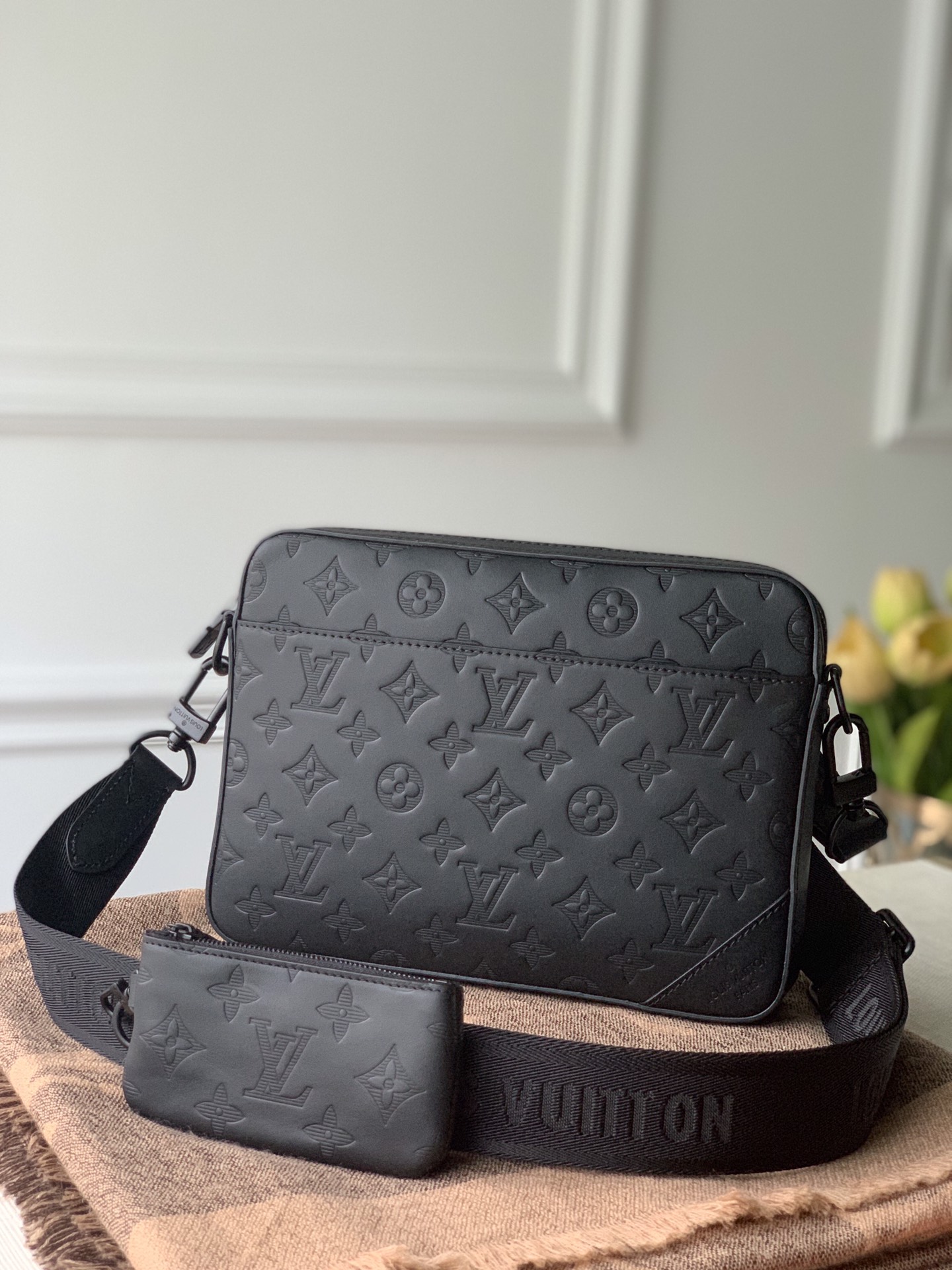 Louis Vuitton LV Duo 图案压纹邮差包 M69827