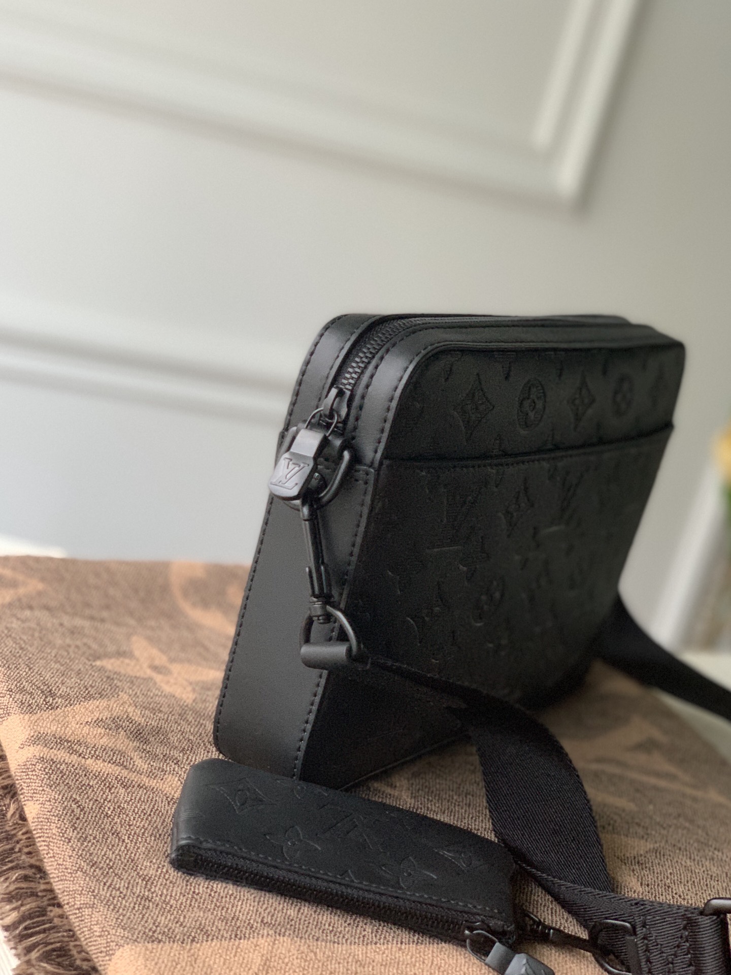 Louis Vuitton LV Duo 图案压纹邮差包 M69827