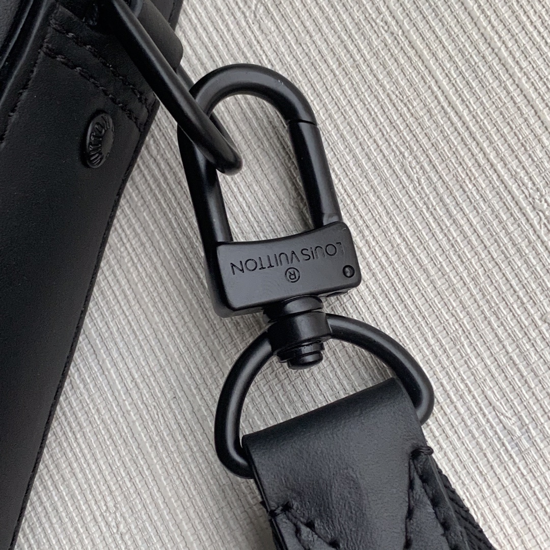 Louis Vuitton LV Duo 图案压纹邮差包 M69827