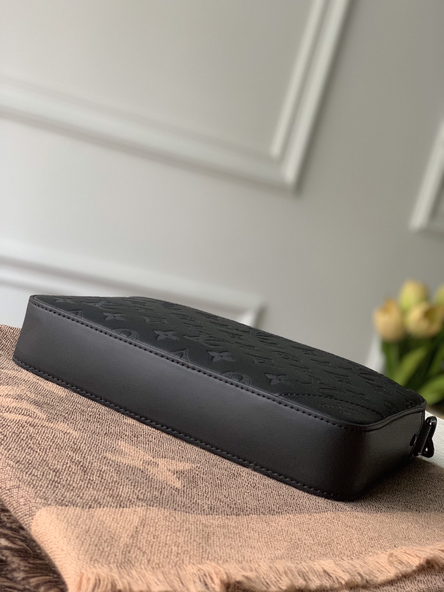 Louis Vuitton LV Duo 图案压纹邮差包 M69827