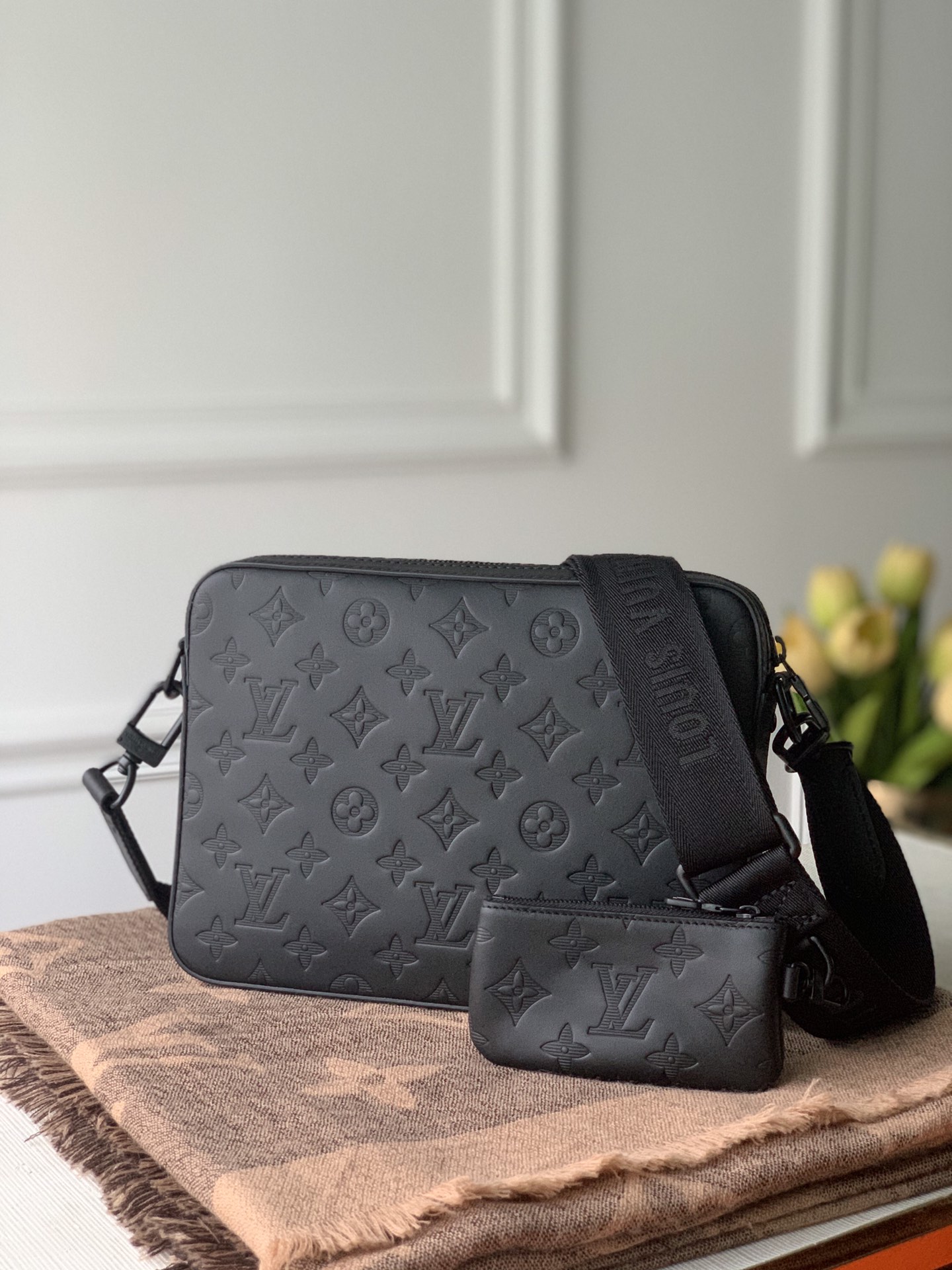 Louis Vuitton LV Duo 图案压纹邮差包 M69827