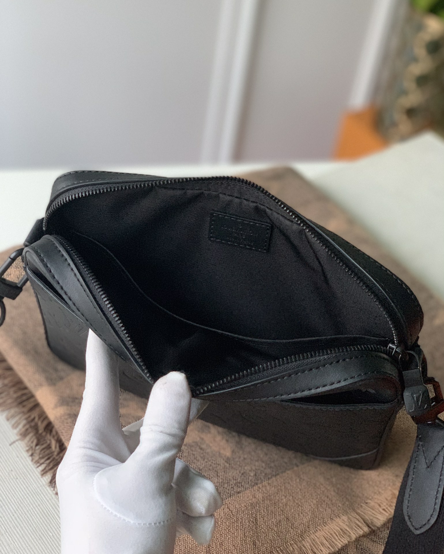 Louis Vuitton LV Duo 图案压纹邮差包 M69827