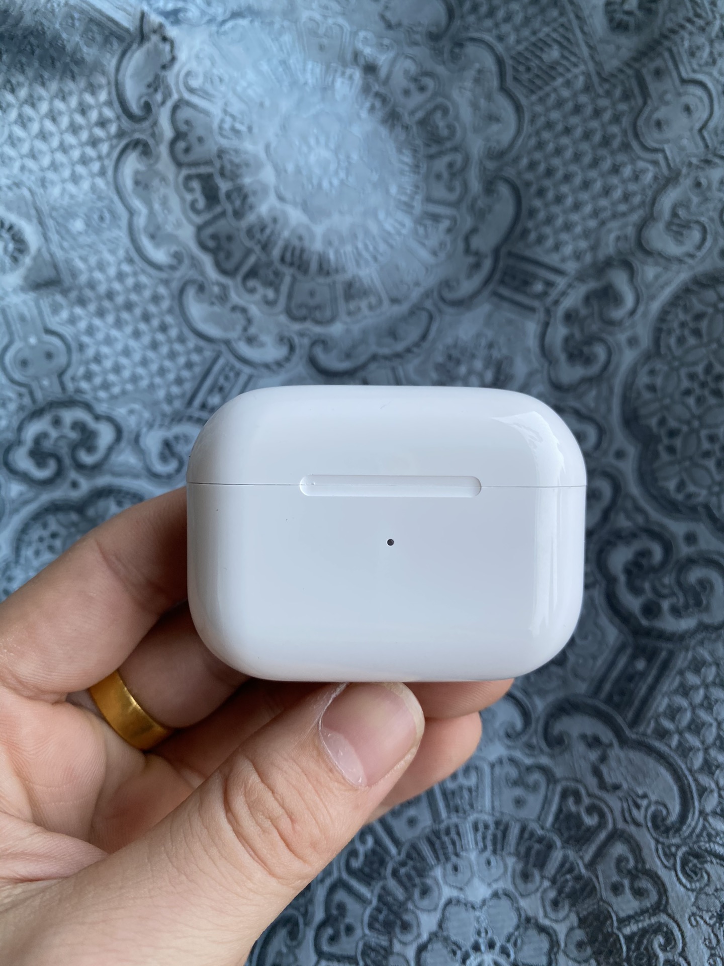 本地💰260 放店减20 苹果AirPodsPro 三代 ln原厂 外贸首选 市面最好版本 没有之一 ln1562a芯片 35db降噪通透深度 真实双麦降噪 效果达到90% 几乎接近原装! 原装62g机壳 机身里外刻码一致 。 本机可查看固件序列号 专供平台冲正混卖! 修正三代图标 支持共享音频 负一屏长显。 续航时间达到5小时 搭配充电仓稳定供电! 配送全套配件:保护壳 无线充电盘 专柜发票 全套毒包装!