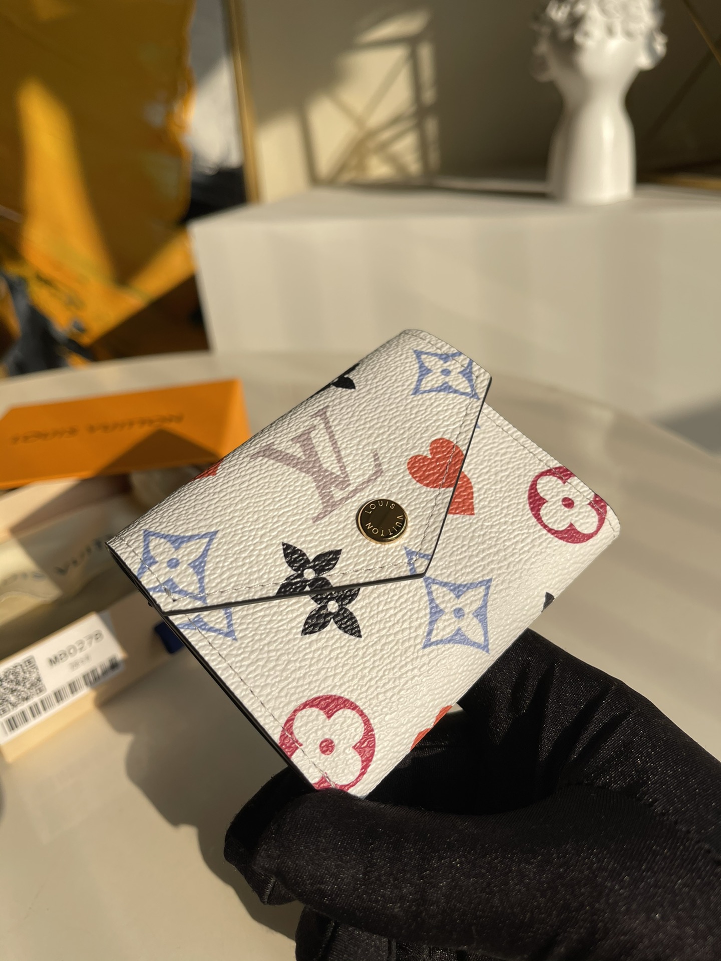 NO:396595,【Exclusive real photo M80278】ZO WALLET This special edition Zoé wallet shows a new look with Monogram canvas of different sizes and colors. The Zoé wallet is exquisite and compact, and can be stored in small handbags, clutch or pockets. The design is spacious and can hold notes, change and credit cards. Size 9.5×7.5cm U., LV [original leather], louis vuitton, handbag19860909【独家实拍M80278】ZO WALLET 這款系列特別版Zoé錢包以不同大小和顏色的Monogram帆布展現嶄新風貌.Zoé錢包精緻小巧,可存放於小型手袋、手拿包或口袋內.設計容量寬敞,可放置便條、零錢及信用卡.尺寸9.5×7.5cm U.,LV【原厂皮】,louis vuitton,handbag,Bag