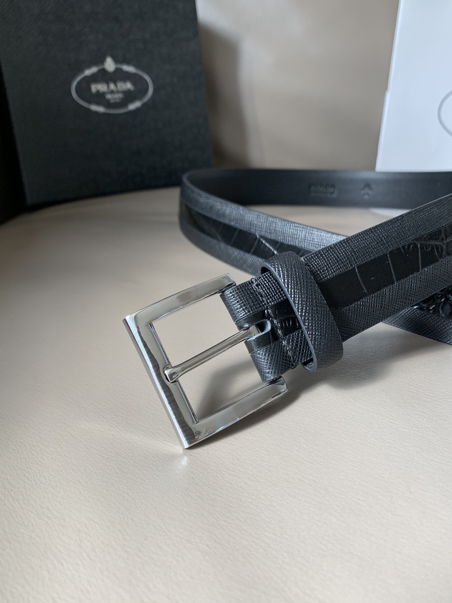 [Prada Belts]The sides of the simple metal buckle are decorated with iconic en