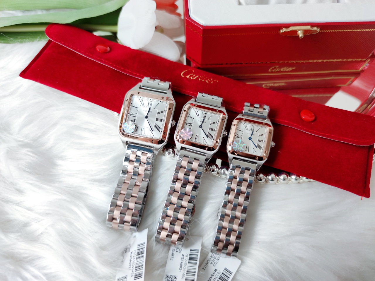 💰330 实拍 卡地亚山度士Santos-Dumont腕表，全新的最新，最薄，最轻的Santos-Dumont系列的设计和Santos家族一脉相承，简单大气！采用进口石英机芯，零误差，采用高穿透的水晶玻璃，阳光射线的罗马表盘，采用精致钢蓝针，搭配蓝宝石表冠。特大号:48*36mm 大号：43.5*31.4mm 小号：38*27.5mm 厚度7.3mm