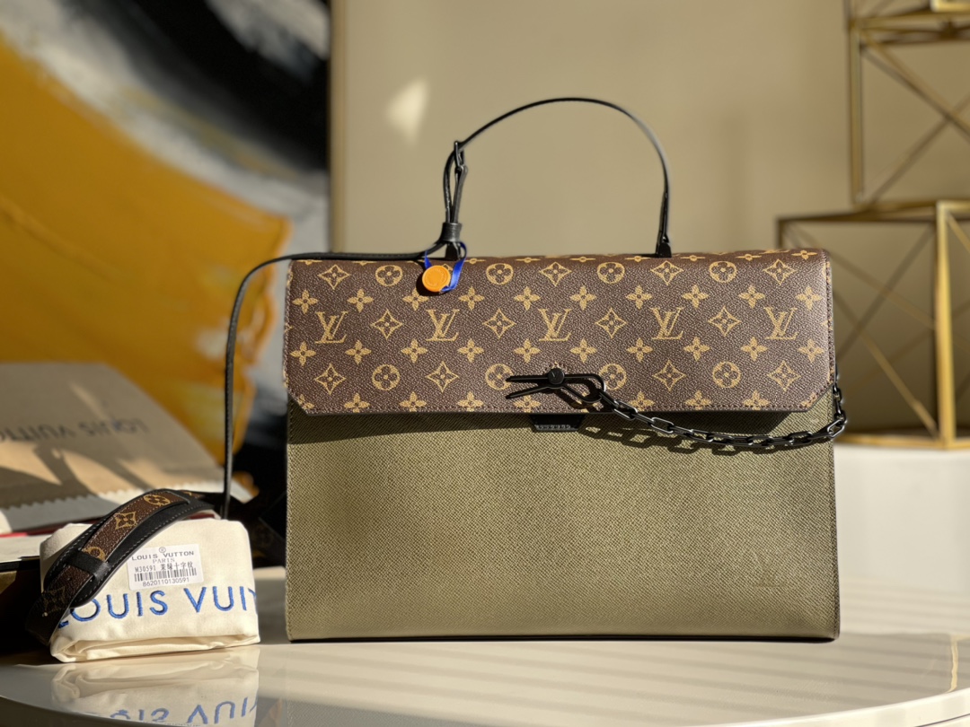 NO:396589,【Exclusive real photo of M30591 Military Green】 In autumn and winter, Robusto briefcase reveals the grace of Taga leather in Virgil Abloh's hands, paired with the iconic pin buckle and adjustable leather handles and shoulder straps from Steamer handbags, making important documents and personal items safe and secure. Size 40.0 x 34.0 x 10.0 cm M.850, LV [original leather], louis vuitton19860909【独家实拍M30591 军绿色】 秋冬,Robusto 公文包在 Virgil Abloh 手中流露 Taga 皮革的雍容气度,搭配源自 Steamer 手袋的标志性针扣和可调节皮革手柄及肩带,令重要文件及私人物品安全随行.尺寸40.0 x 34.0 x 10.0 厘米 M.850,LV【原厂皮】,louis vuitton,Bag