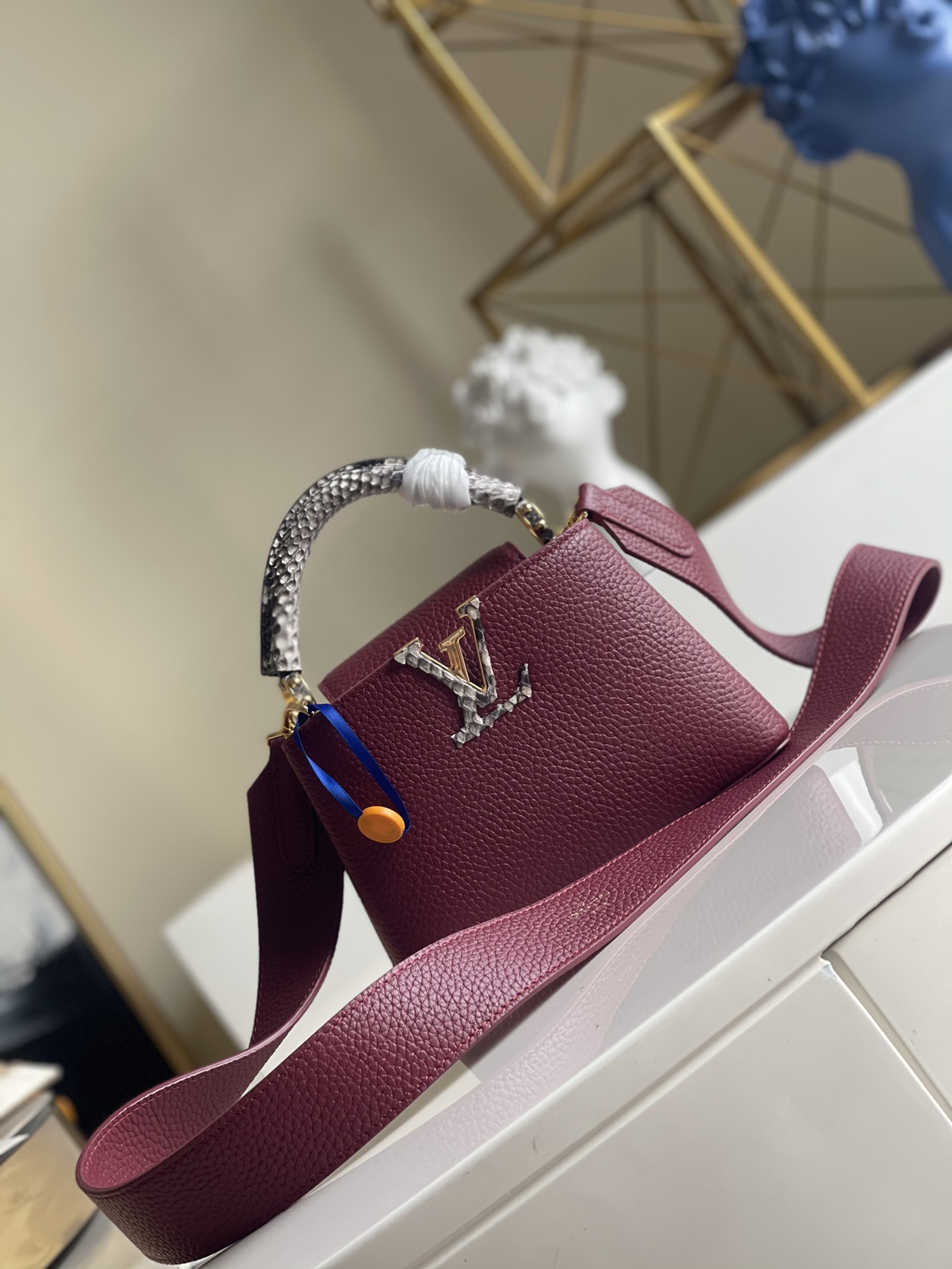 NO:396615,【Exclusive real photo N99312】Capucines handbag, elegant and elegant, spring into the sun. Fresh color powder rendering Taurillon leather, handle and mother lettering are covered with rare water snake skin, making the neat line more soft and beautiful. Paired with removable leather shoulder straps, shoulder and back shoulders are all suitable. Size: 21×14×8 J., LV [original leather], louis vuitton, snakeskin19860909【独家实拍N99312】Capucines 迷手你袋,优雅步春入日.清新彩粉渲染 Taurillon 皮革,手柄与母字以珍异水蛇皮包覆,令利落线更条添柔美气息.搭配拆可卸皮革肩带,肩背挎斜皆宜. Size:21×14×8 J.,LV【原厂皮】,louis vuitton,snakeskin,Bag