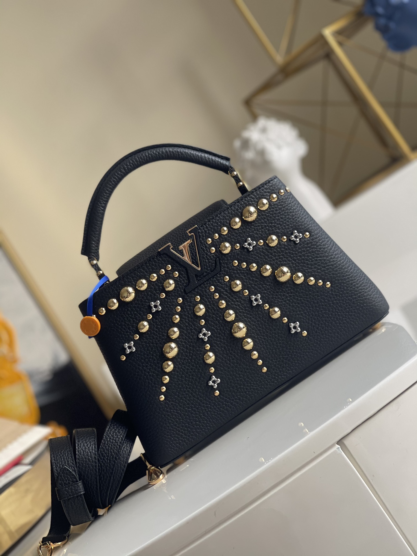 NO:396606,【Exclusive real shot of M48865 small】M53850 Capucines handbags are perfectly matched with stylish mini sizes and trendy bright colors. They are decorated in shiny palladium and are equipped with a removable long strap for casual shoulders or cross-backs. Size: 27cm-18-9cm N2002.,LV [original leather],louis vuitton19860909【独家实拍M48865小号】M53850 Capucines 手袋以时尚的迷你尺寸和极富潮流感的鲜明色彩完美搭配从经典到前卫的各种穿着风格. 采用了闪亮的钯金装饰,配有用于休闲肩背或斜背的可脱卸长包带 Size:27cm-18-9cm N2002.,LV【原厂皮】,louis vuitton,Bag