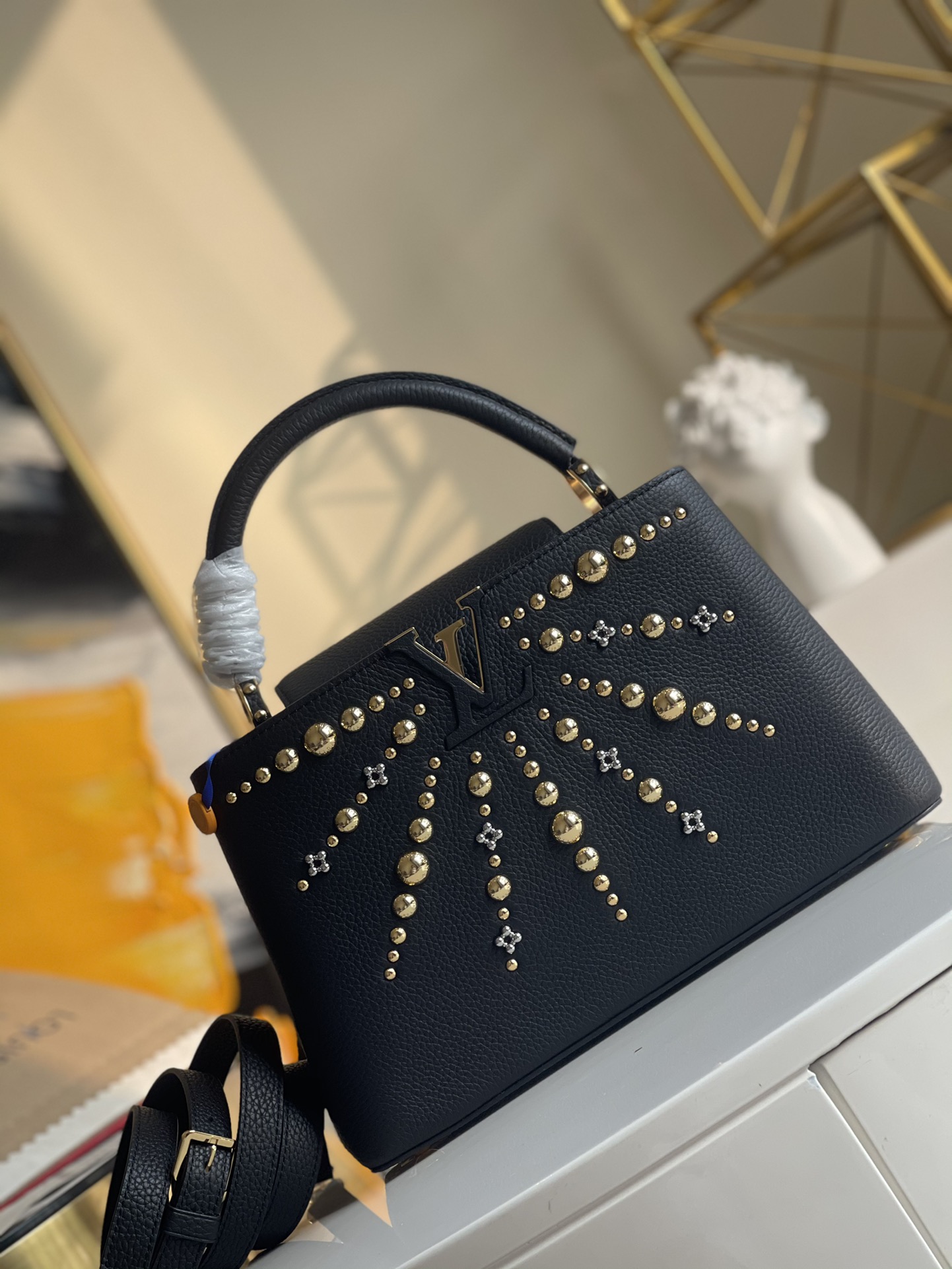 NO:396603,【Exclusive real shot M48865 medium size】M53850 Capucines handbags are perfectly matched with stylish mini size and trendy bright colors. They are decorated in shiny palladium and are equipped with a removable long strap for casual shoulders or crossbacks. Size: 31*20*11cm N.,LV [original leather],louis vuitton19860909【独家实拍M48865中号】M53850 Capucines 手袋以时尚的迷你尺寸和极富潮流感的鲜明色彩完美搭配从经典到前卫的各种穿着风格. 采用了闪亮的钯金装饰,配有用于休闲肩背或斜背的可脱卸长包带 Size:31*20*11cm N.,LV【原厂皮】,louis vuitton,Bag