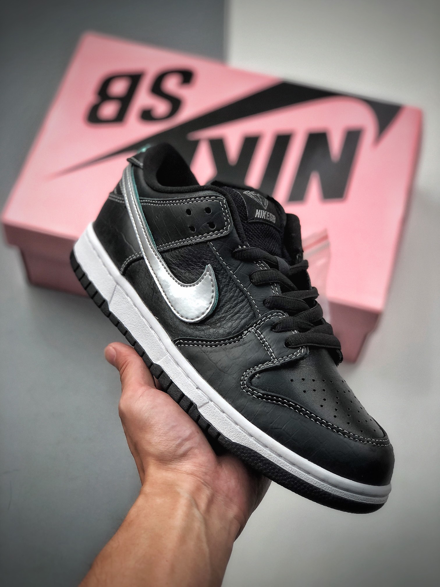 钻石也加入换钩大军✔️美国西海岸潮牌再度联名Diamond Supply Co. X Nike SB Dunk Low Pro扣篮系列经典百搭休闲运动板鞋“鳄鱼皮黑银蒂芙尼蓝” 货号：BV1310-001 尺码：36 …