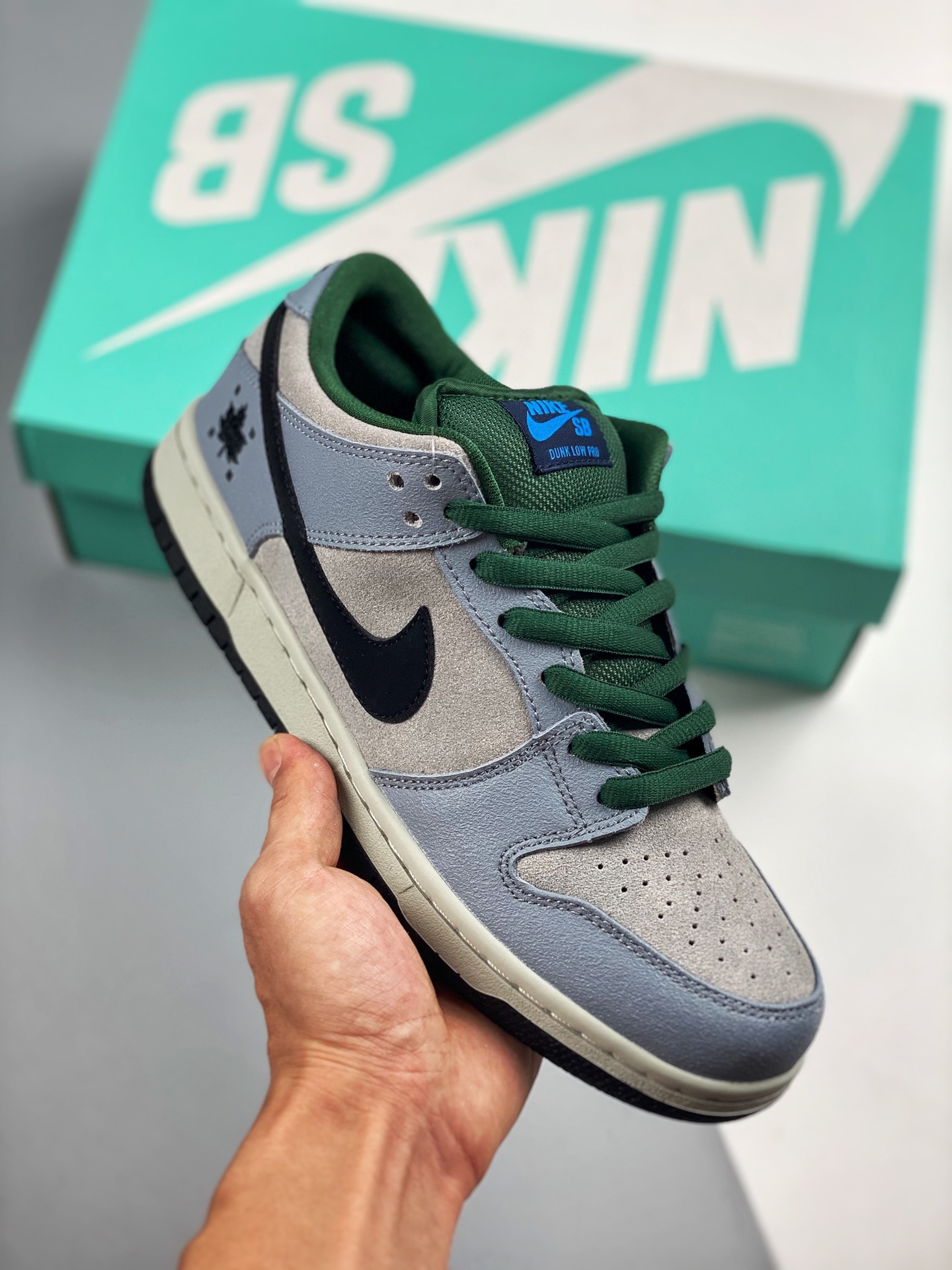NK SB Dunk Low Maple Leaf 枫叶 原渠道纸板打造 实拍首发 #原厂织唛标 一致匹配原版 #全市场唯一正确鞋带绑法 #原楦原纸板开发 匹配原版98%以上 #后跟垫棉独家呈现 后跟反口里弧度正确 #全新后跟电绣 电绣针…